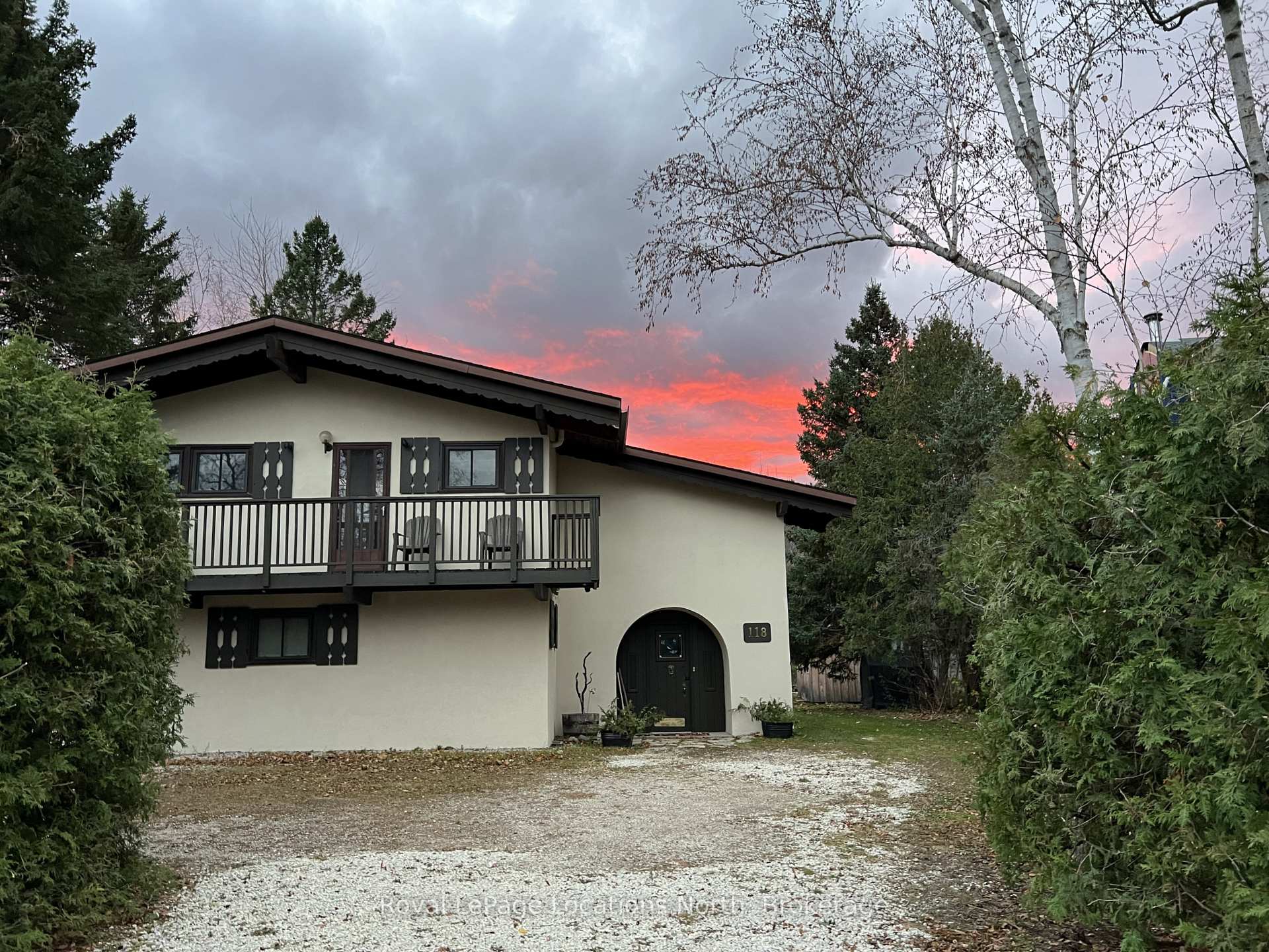Photo 2 of 118 Campbell Crescent, Blue Mountains — HOMEH