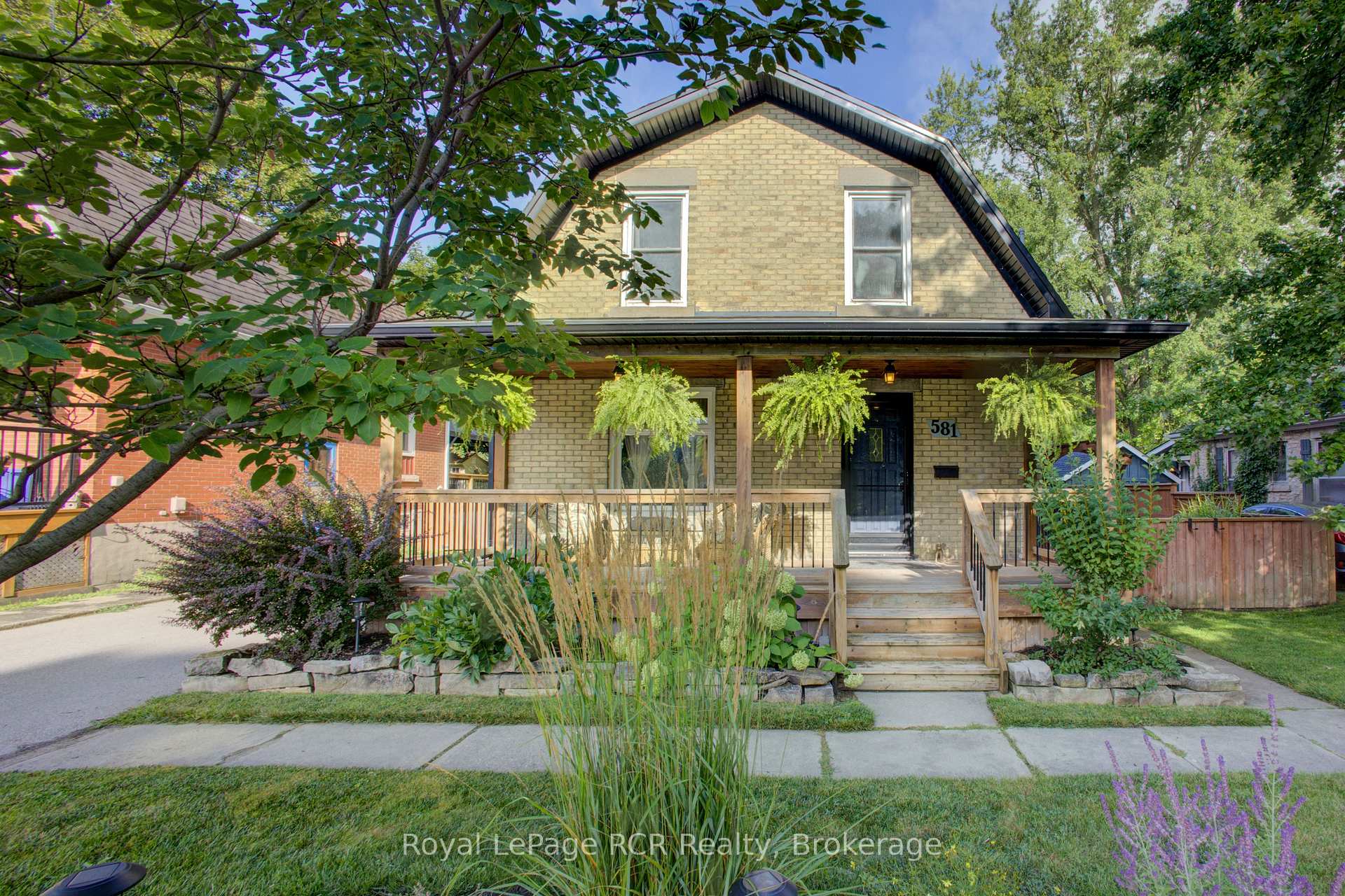 Front of 581 St Andrew Street W