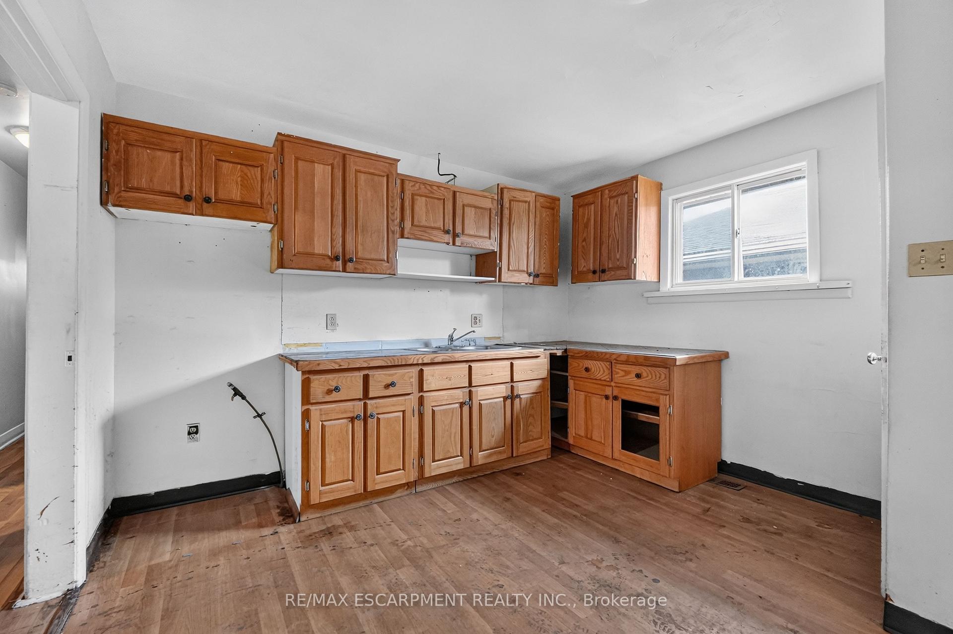 Photo 5 of 689 Burgess Avenue, Hamilton, Parkview — HOMEH