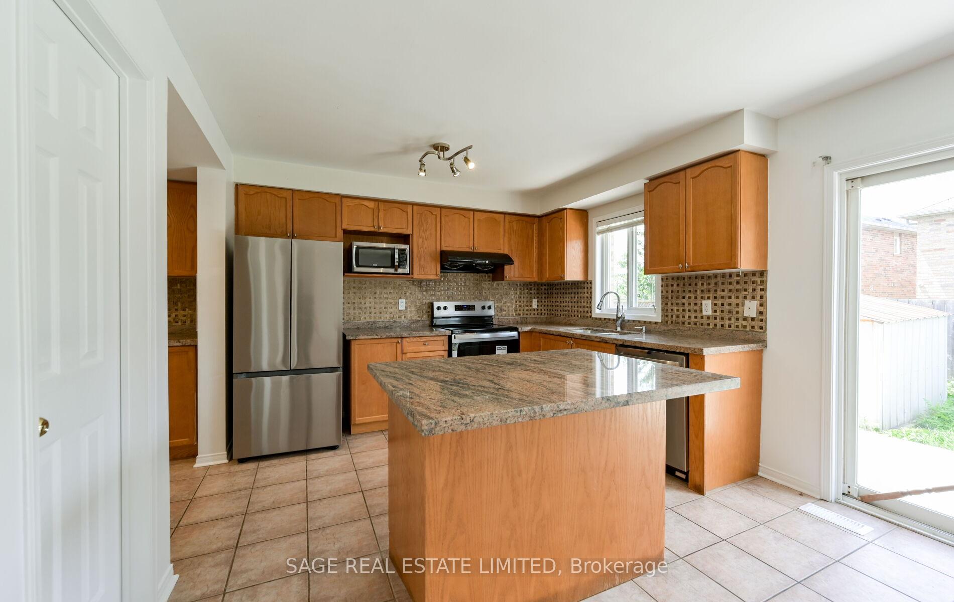 Photo 8 of 6 Fairhill Avenue, Brampton, Fletcher's Meadow — HOMEH