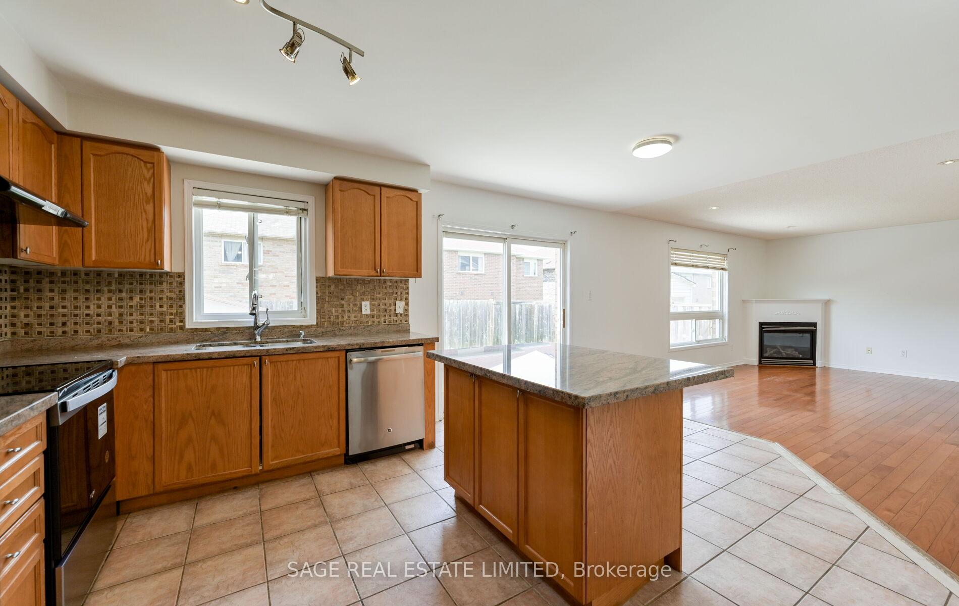 Photo 9 of 6 Fairhill Avenue, Brampton, Fletcher's Meadow — HOMEH