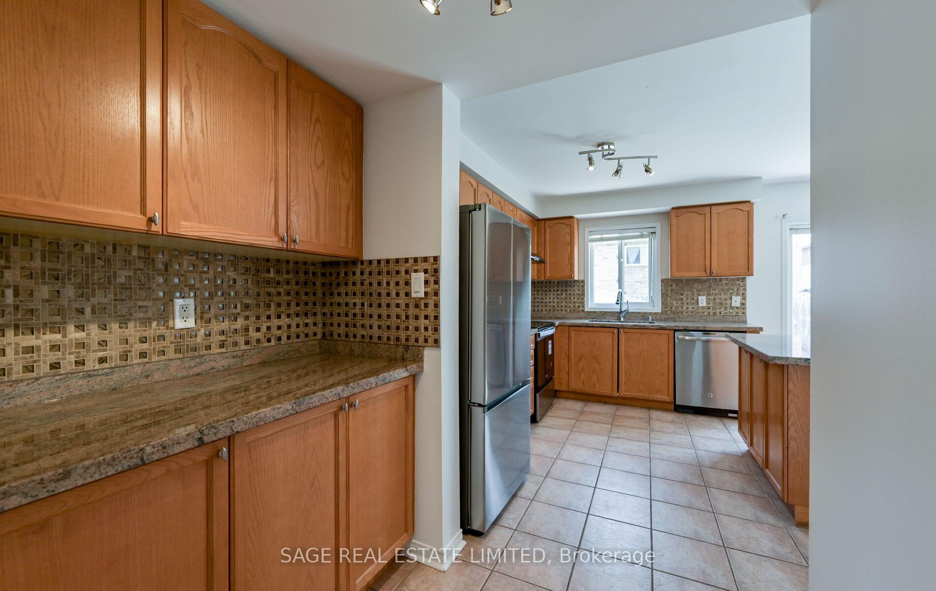 Photo 11 of 6 Fairhill Avenue, Brampton, Fletcher's Meadow — HOMEH