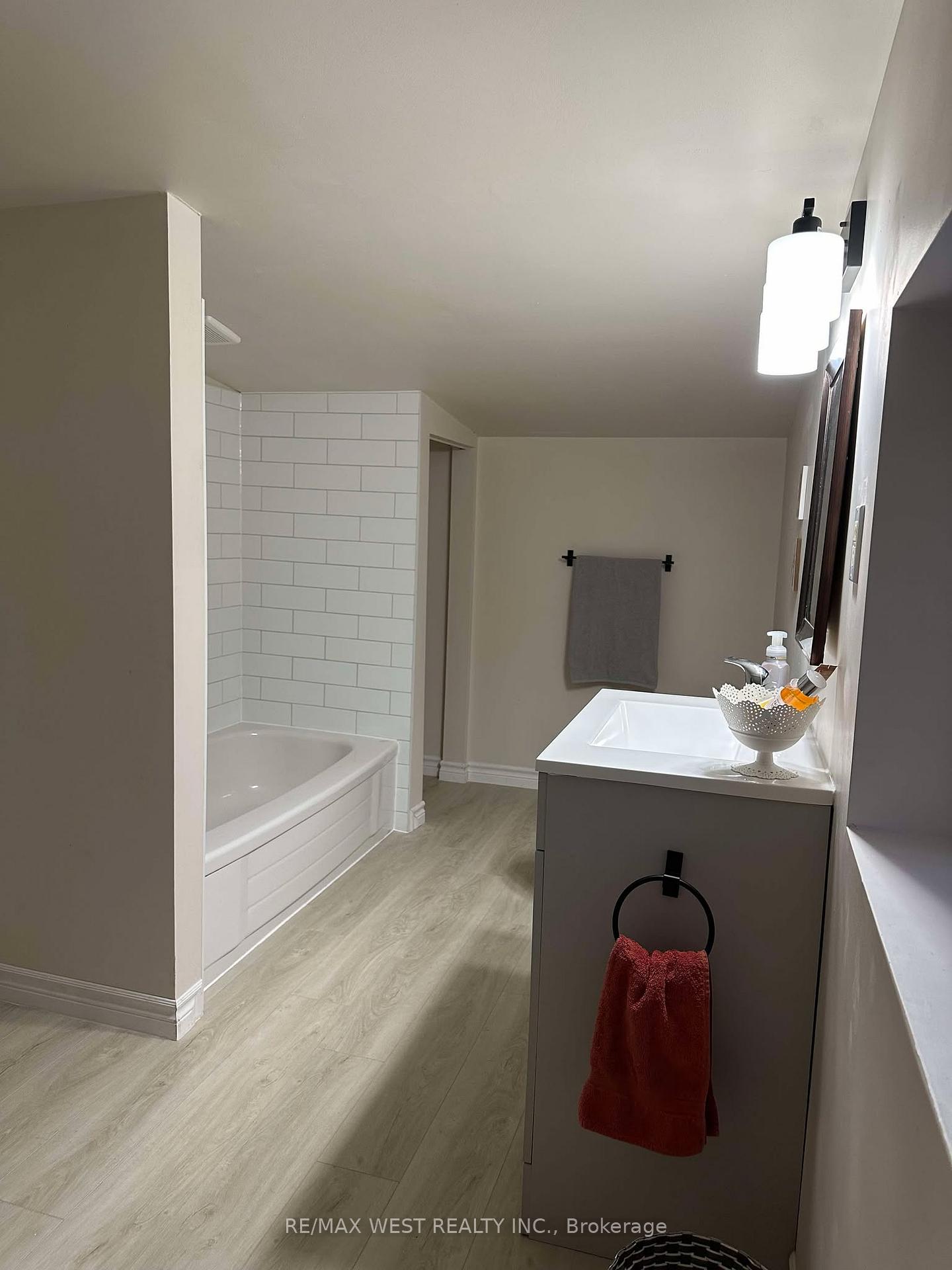 Photo 5 of 39 Westmount Drive S, Orillia — HOMEH