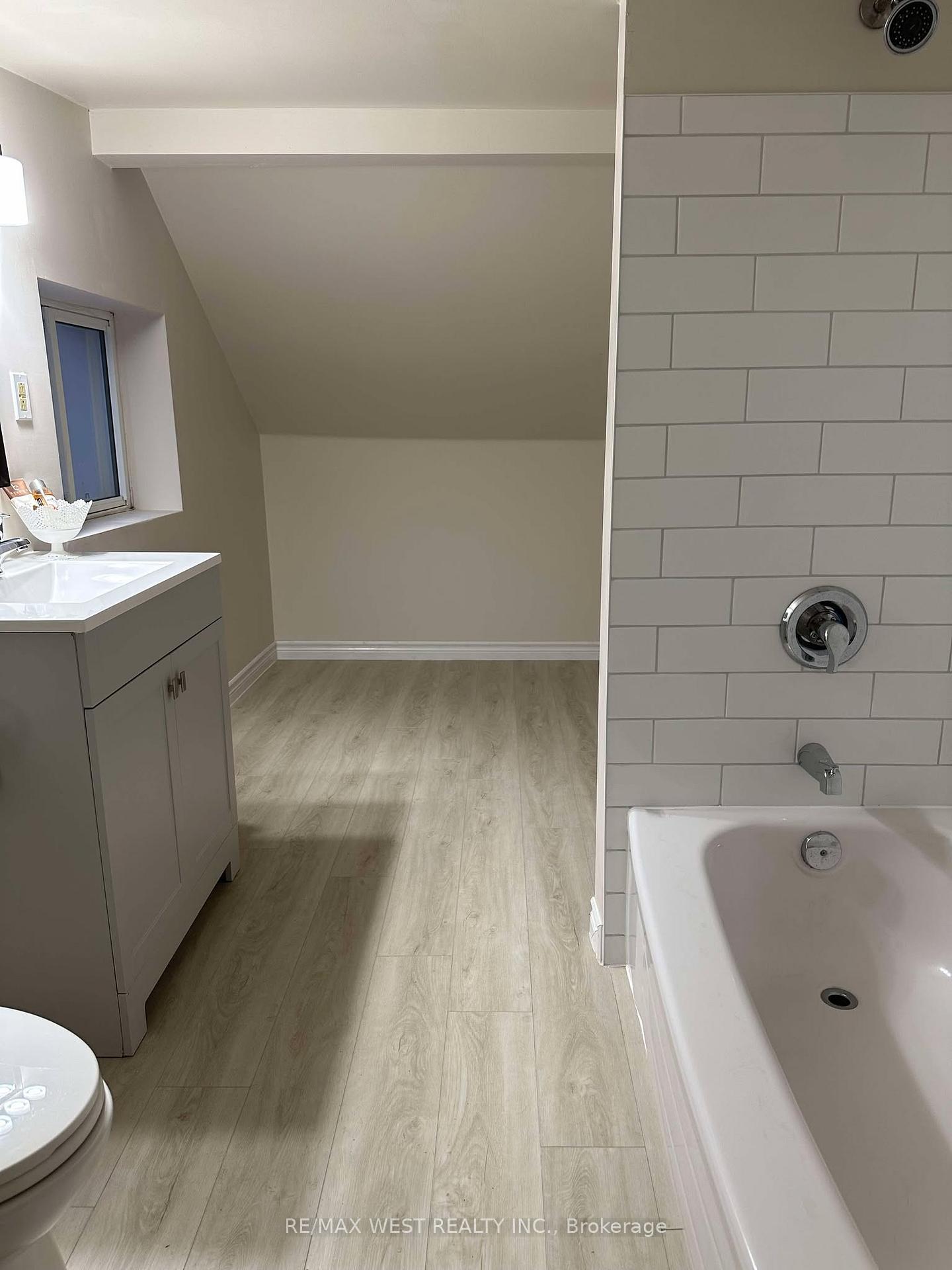 Photo 7 of 39 Westmount Drive S, Orillia — HOMEH