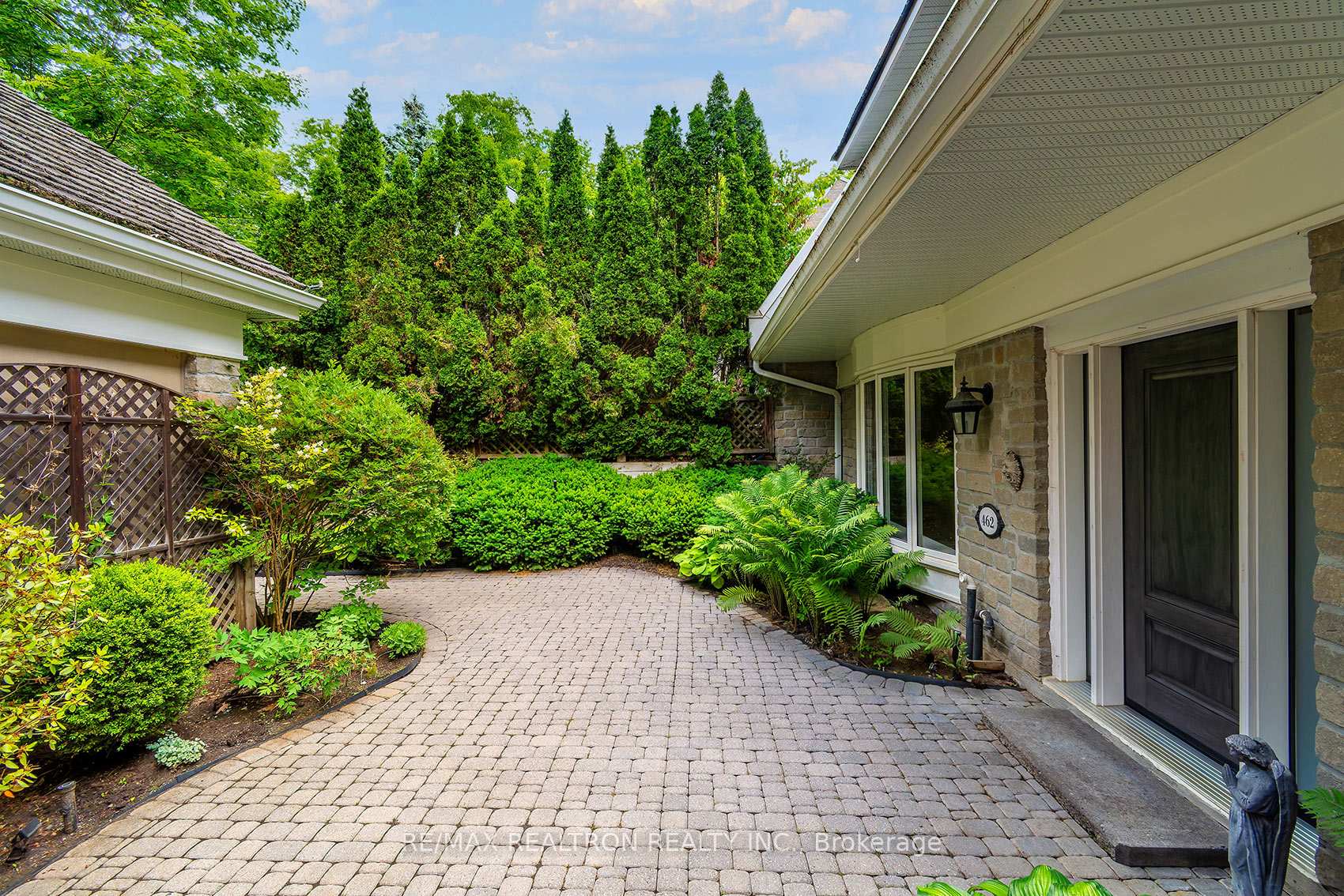 Photo 3 of 462 Beacon Hall Drive, Aurora, Aurora Estates — HOMEH