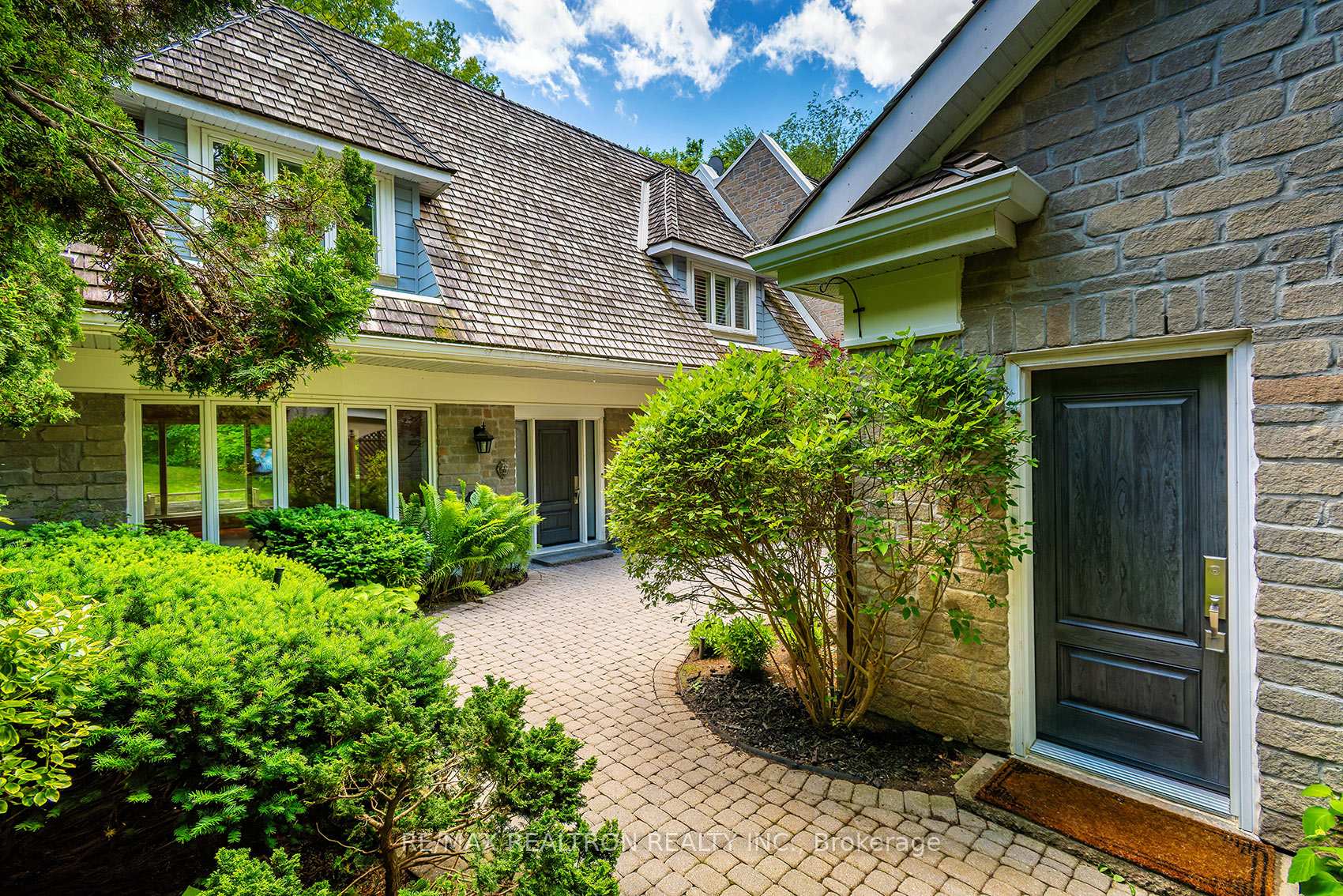 Photo 4 of 462 Beacon Hall Drive, Aurora, Aurora Estates — HOMEH