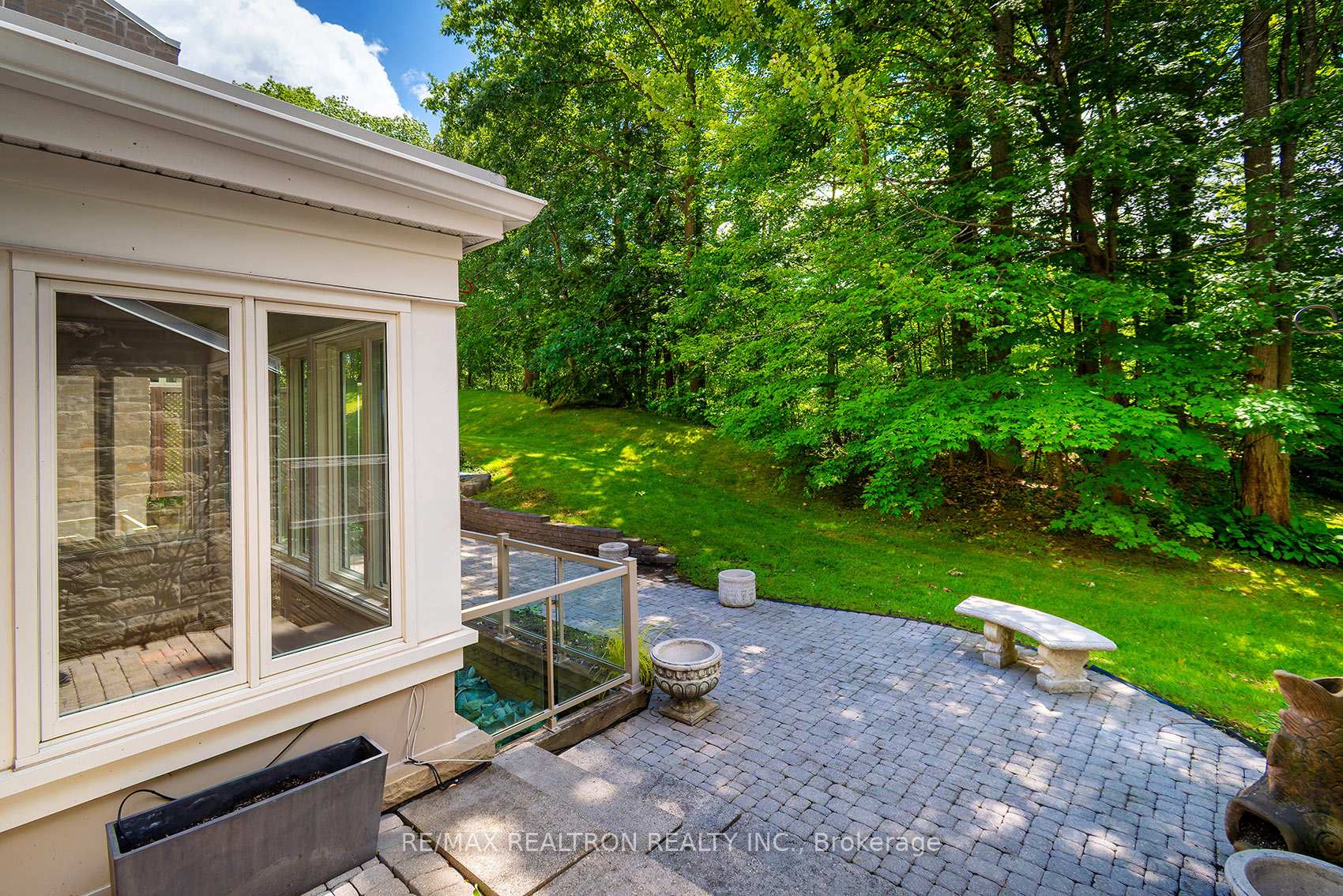 Photo 5 of 462 Beacon Hall Drive, Aurora, Aurora Estates — HOMEH