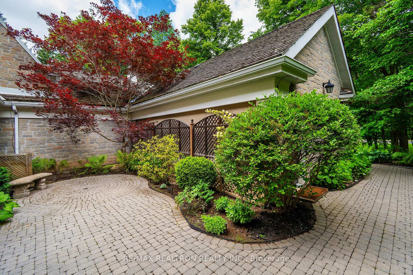 Photo 7 of 462 Beacon Hall Drive, Aurora, Aurora Estates — HOMEH