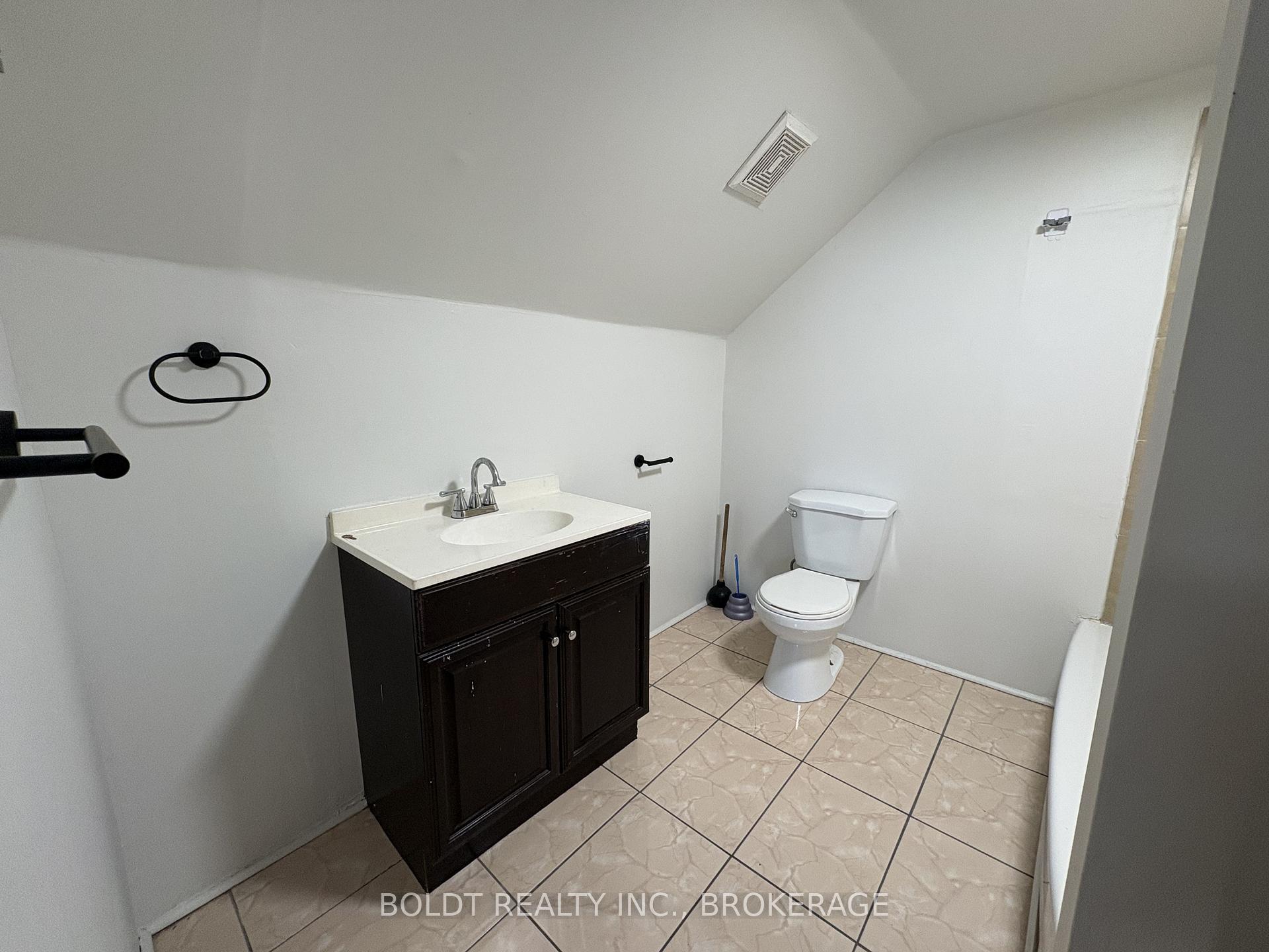 Photo 5 of 5145 Rice Crescent, Niagara Falls, Downtown — HOMEH