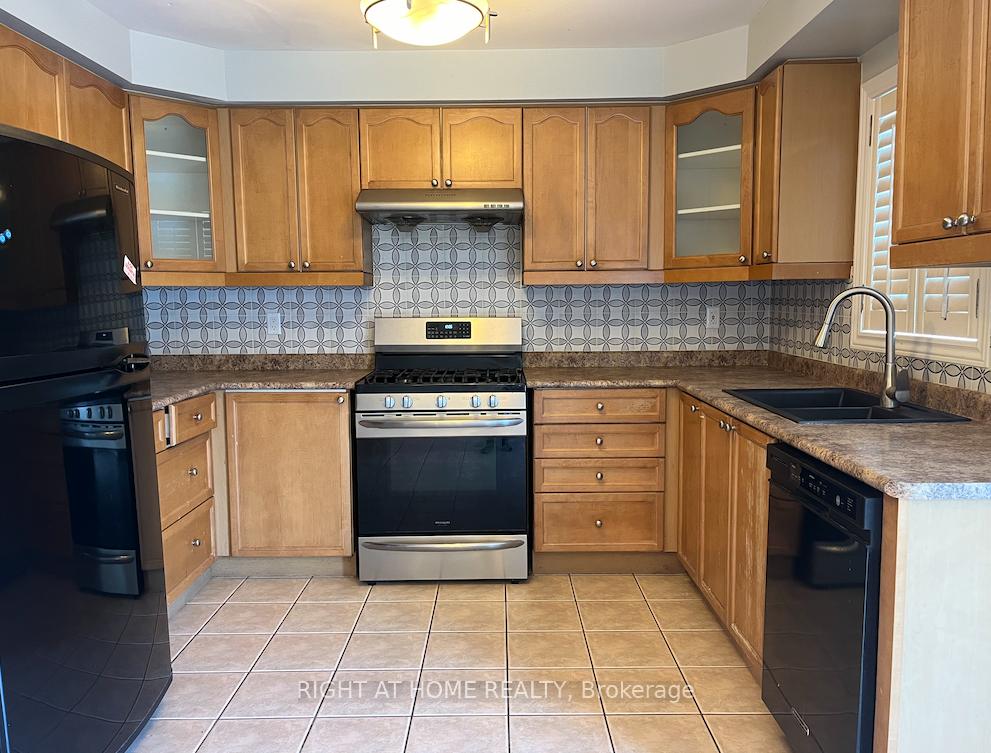 Photo 5 of Unit Main, 22 Amboise Crescent, Brampton, Fletcher's Meadow — HOMEH