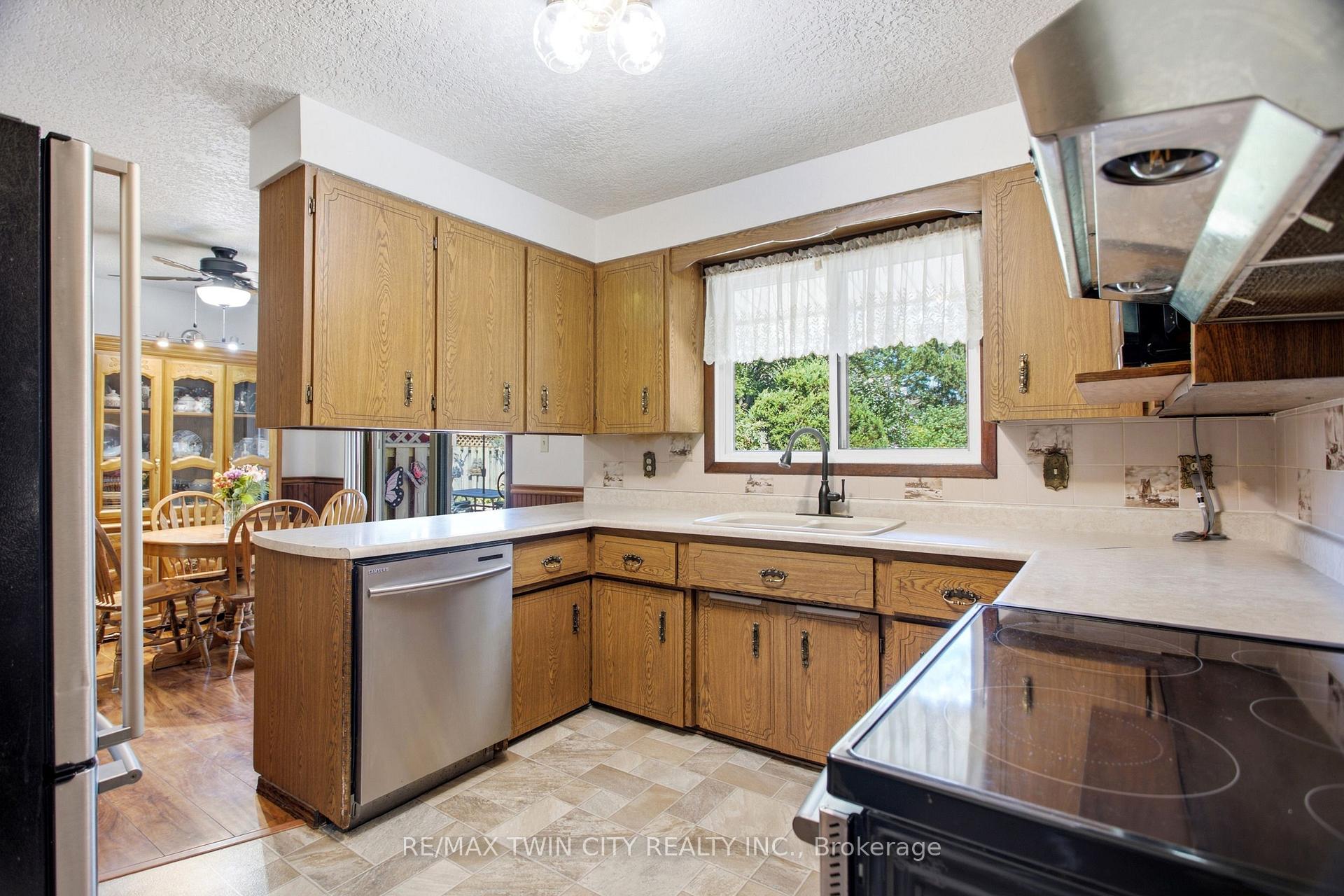 Photo 12 of 28 Alice Crescent, Wilmot — HOMEH