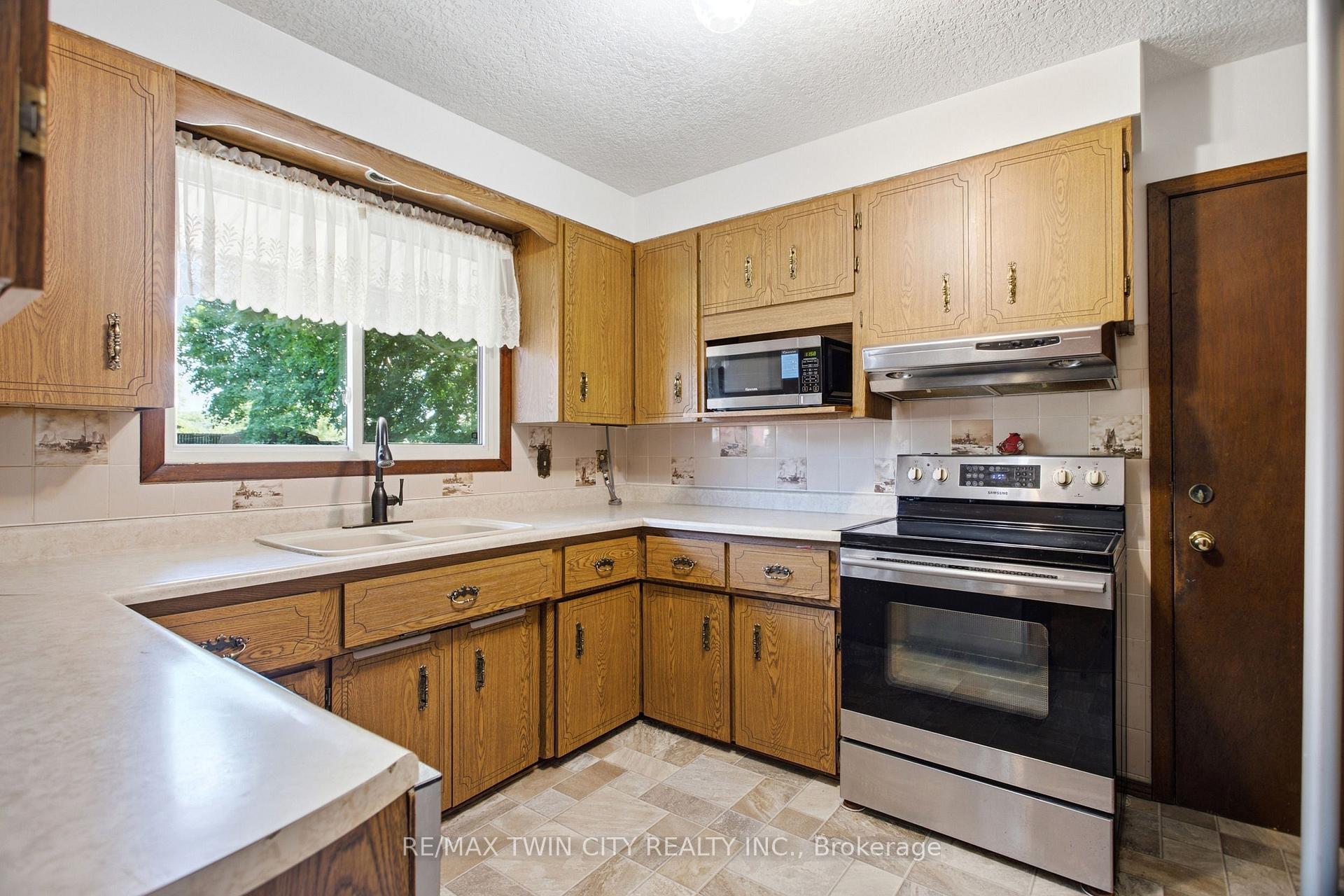 Photo 13 of 28 Alice Crescent, Wilmot — HOMEH