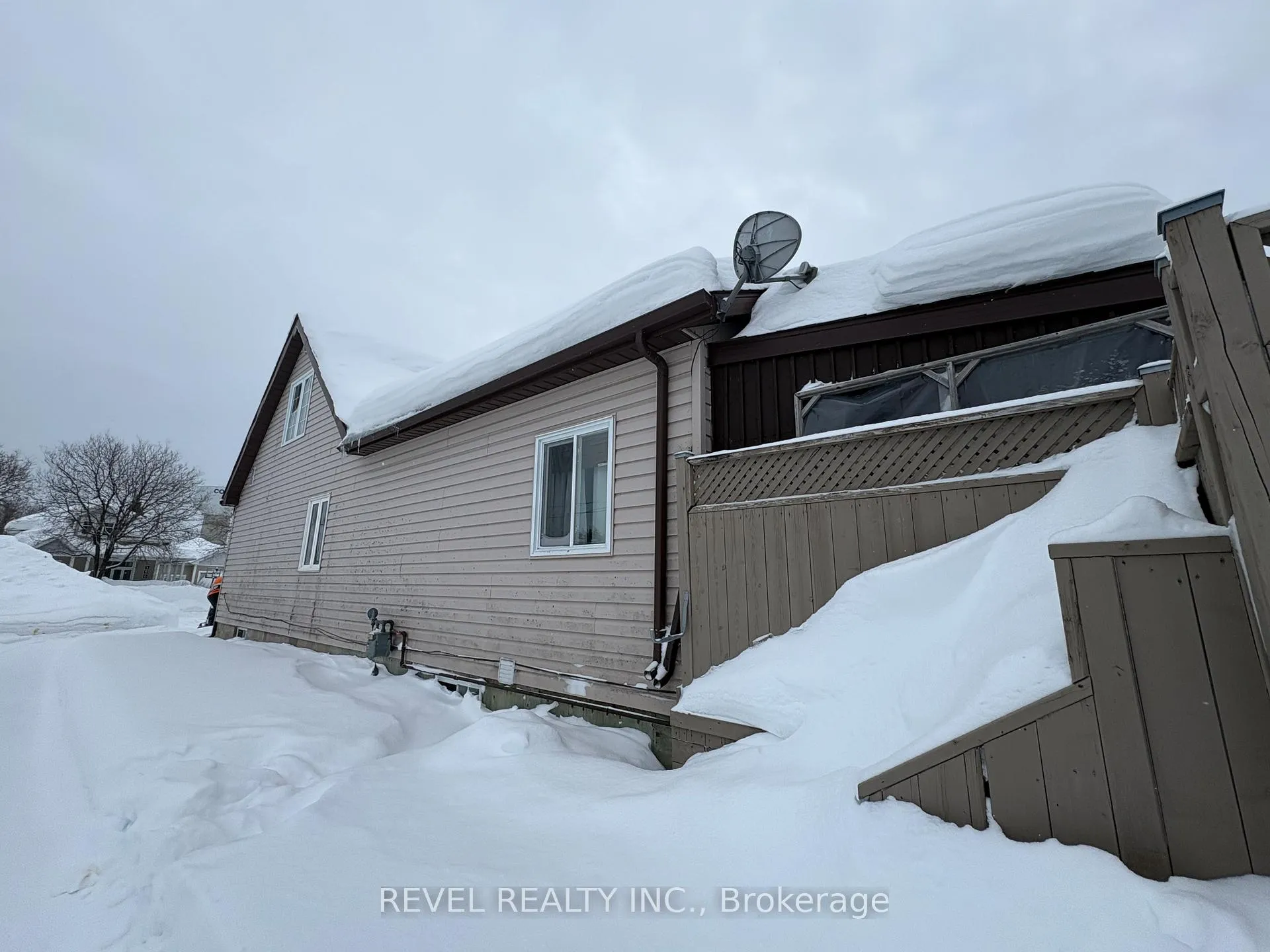 Photo 2 of 147 Fifteenth Avenue, Cochrane — HOMEH