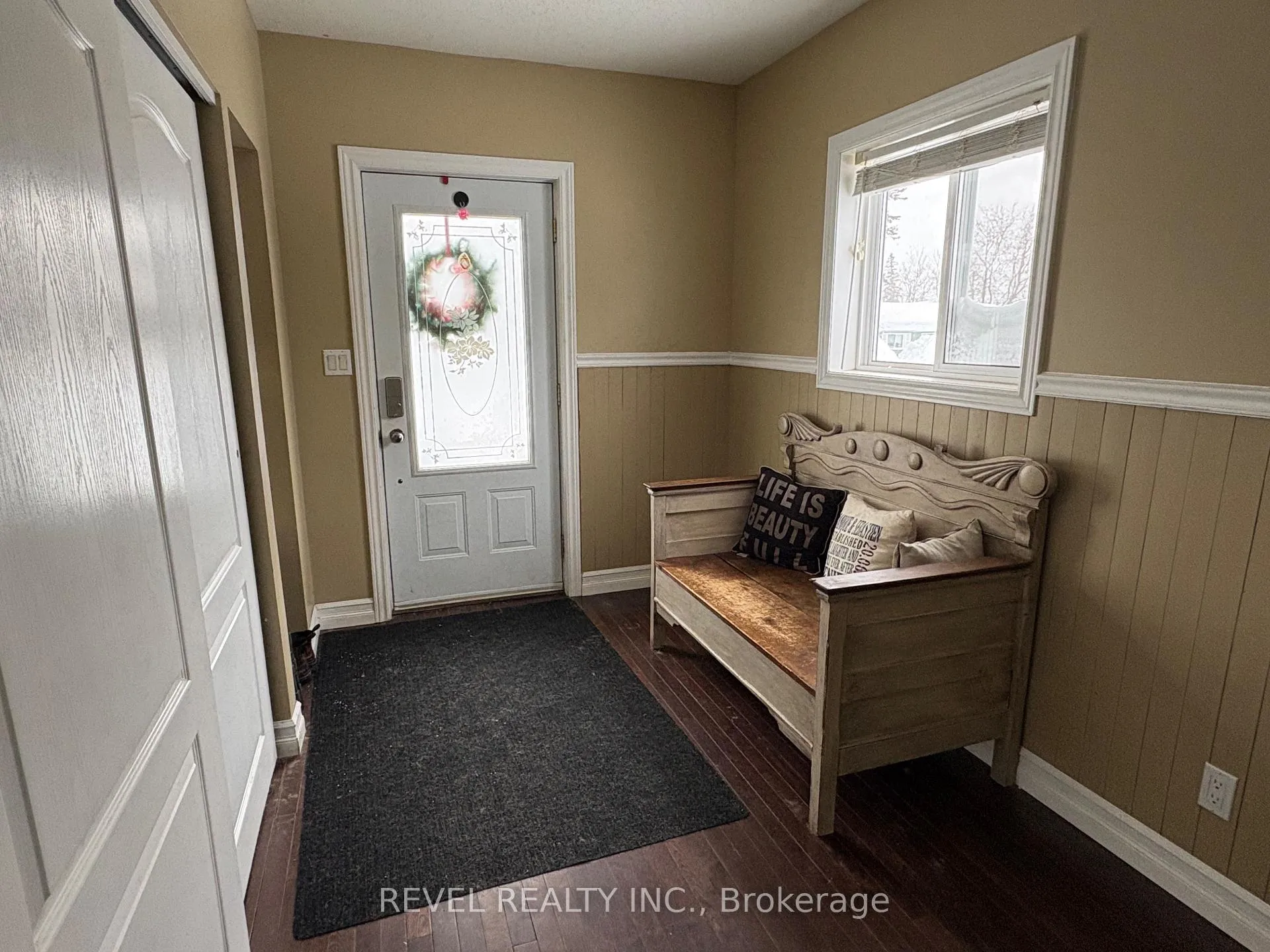 Photo 4 of 147 Fifteenth Avenue, Cochrane — HOMEH