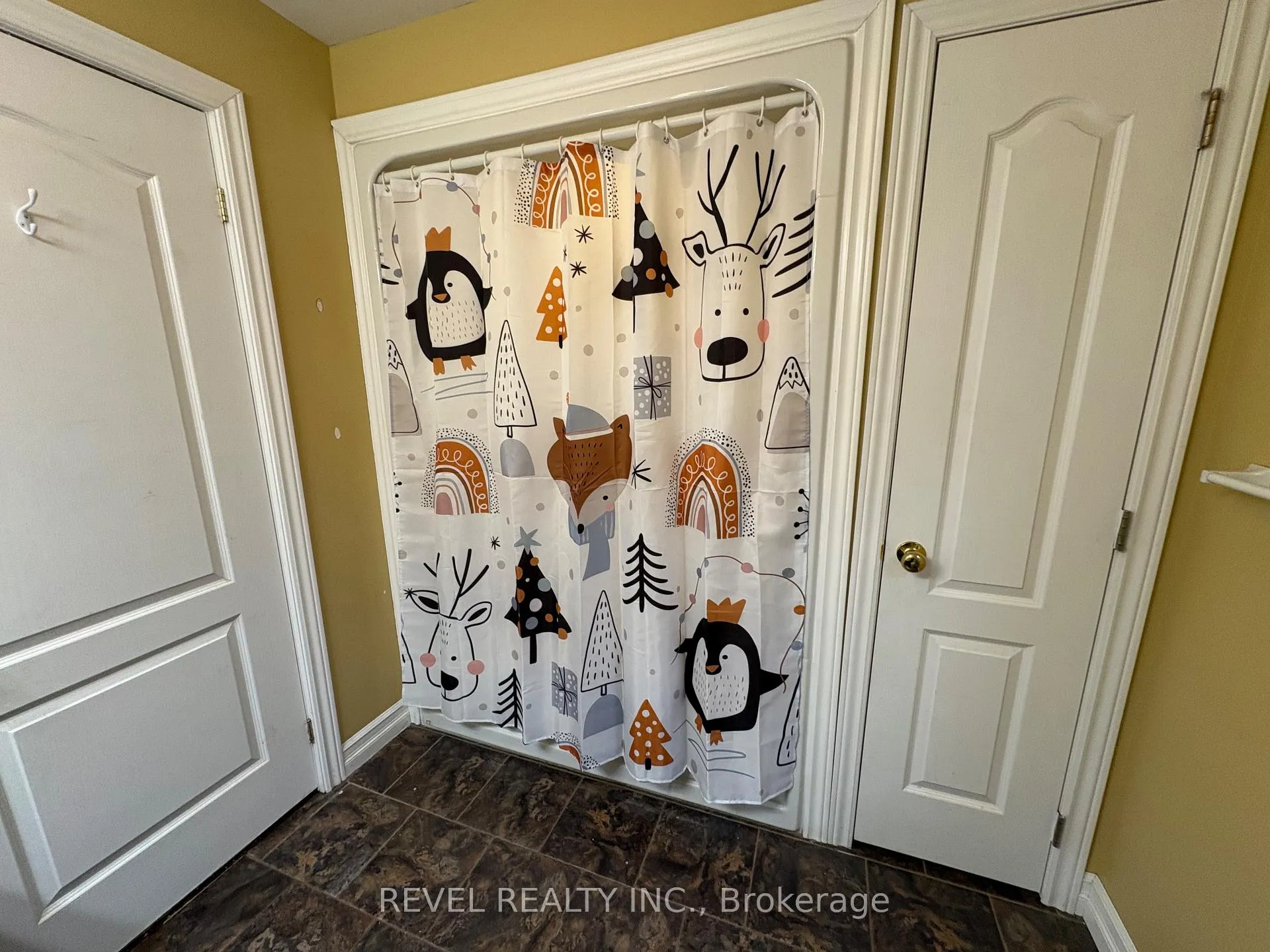 Photo 10 of 147 Fifteenth Avenue, Cochrane — HOMEH