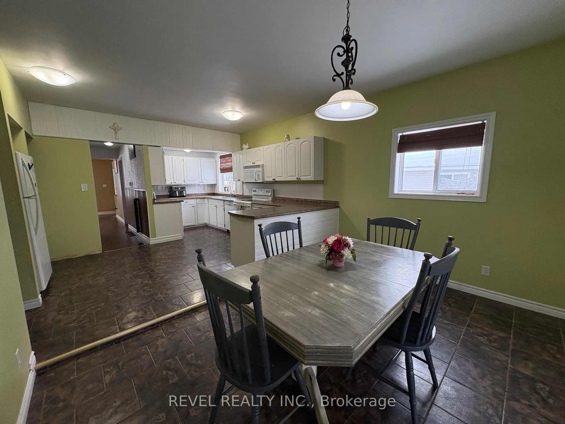 Photo 11 of 147 Fifteenth Avenue, Cochrane — HOMEH