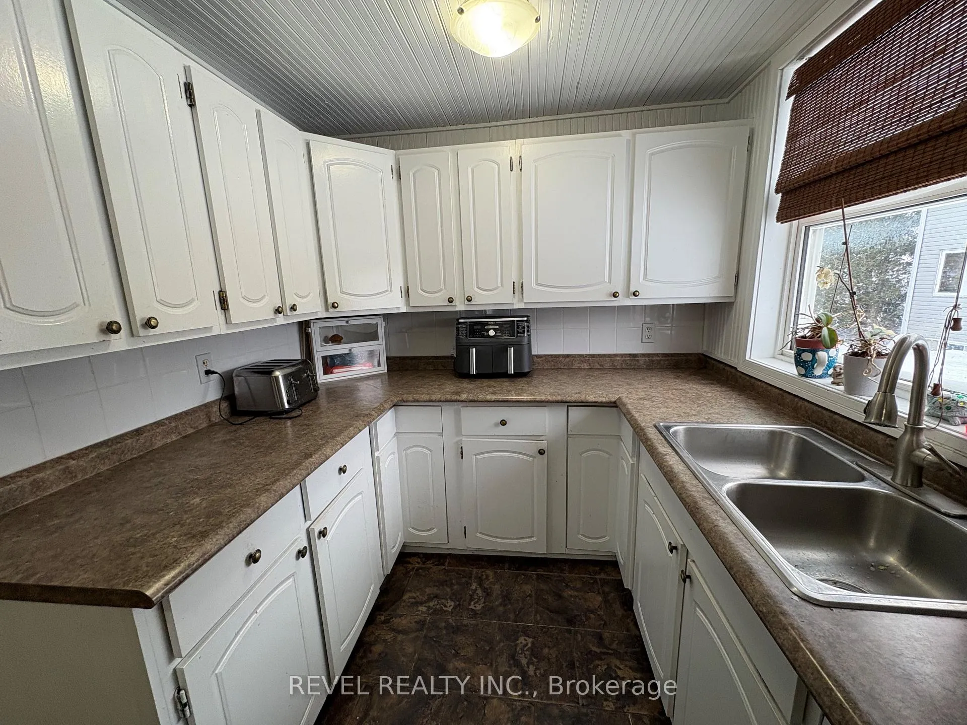 Photo 13 of 147 Fifteenth Avenue, Cochrane — HOMEH