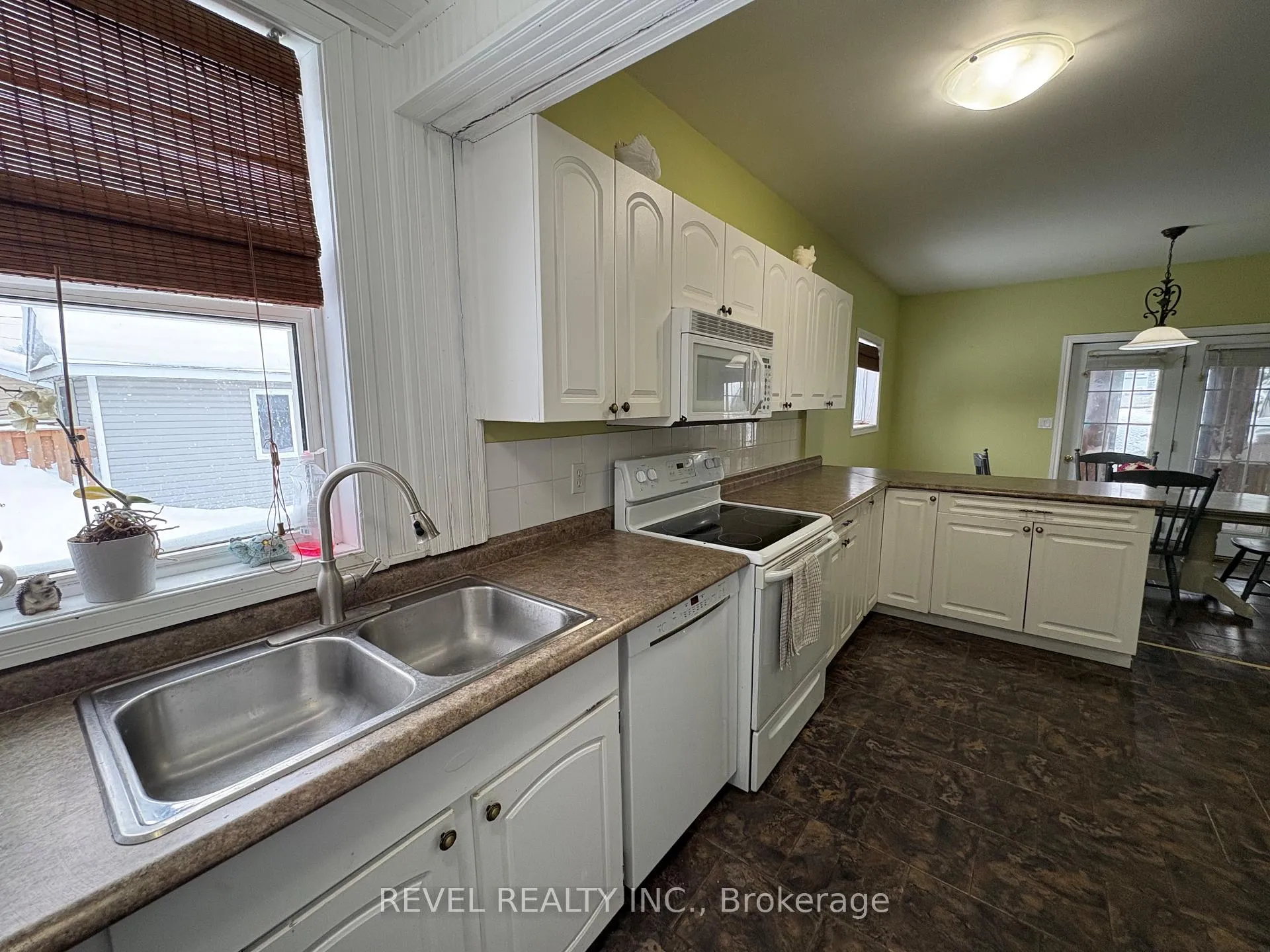 Photo 14 of 147 Fifteenth Avenue, Cochrane — HOMEH