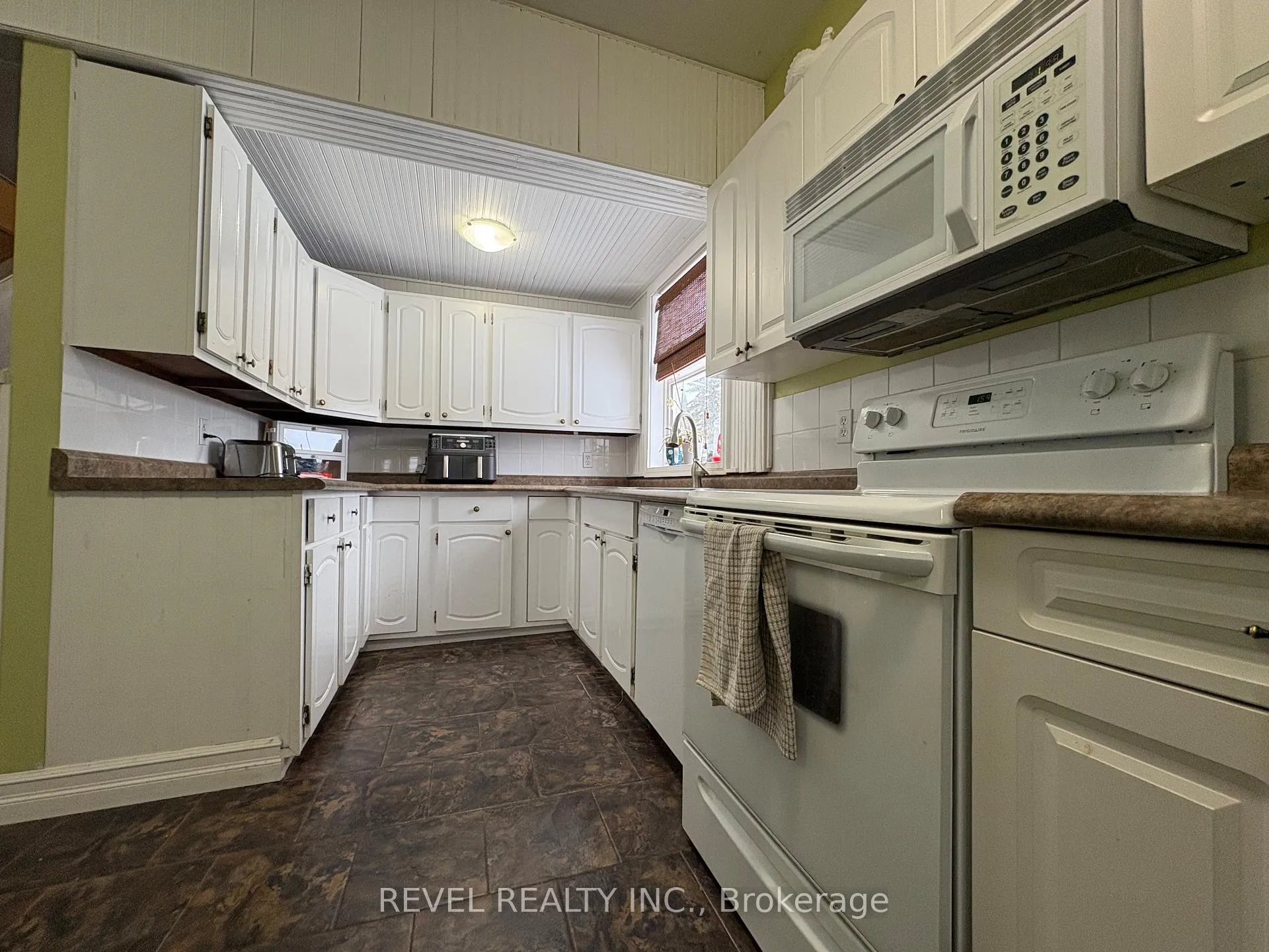 Photo 15 of 147 Fifteenth Avenue, Cochrane — HOMEH