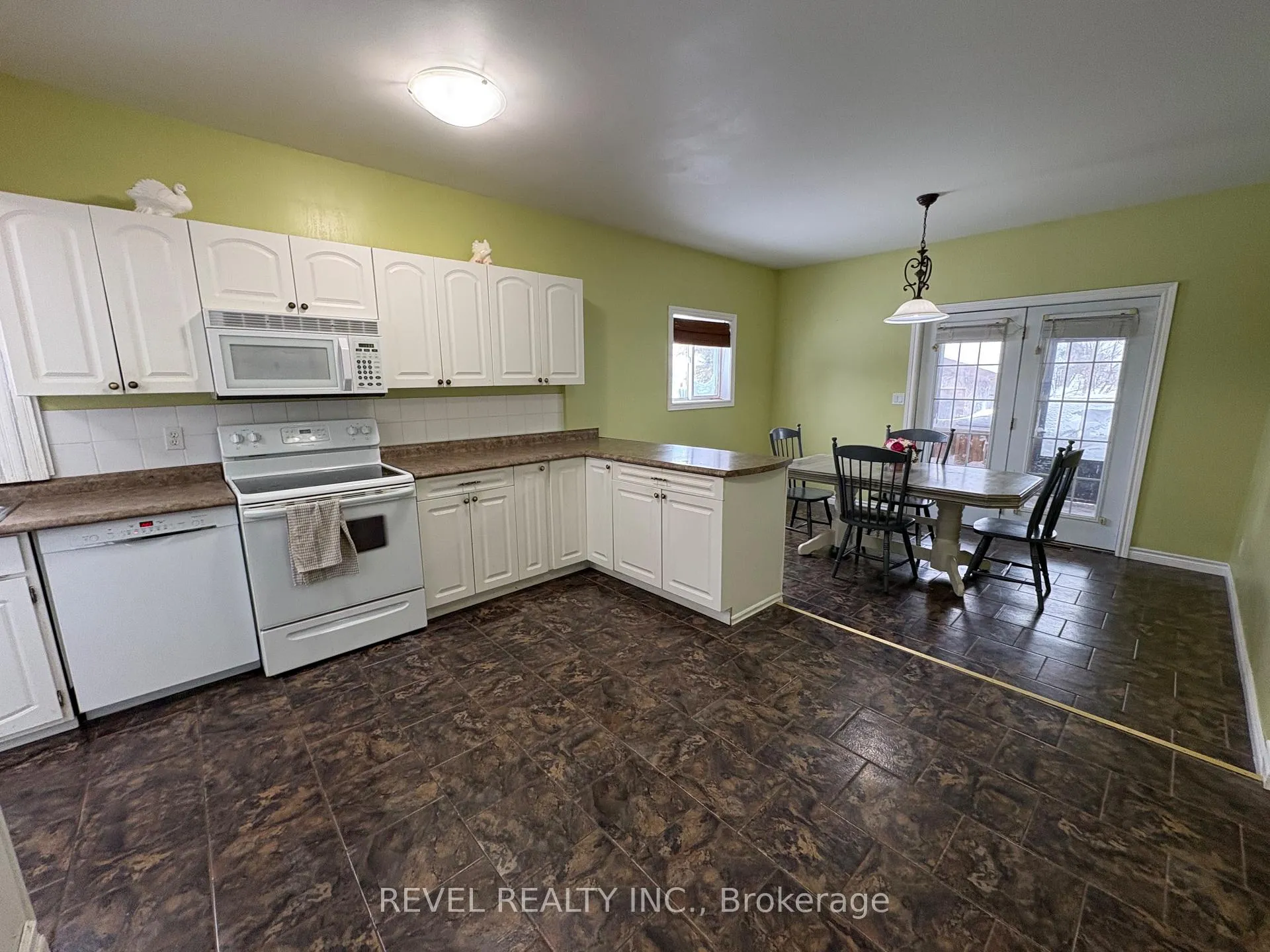 Photo 17 of 147 Fifteenth Avenue, Cochrane — HOMEH