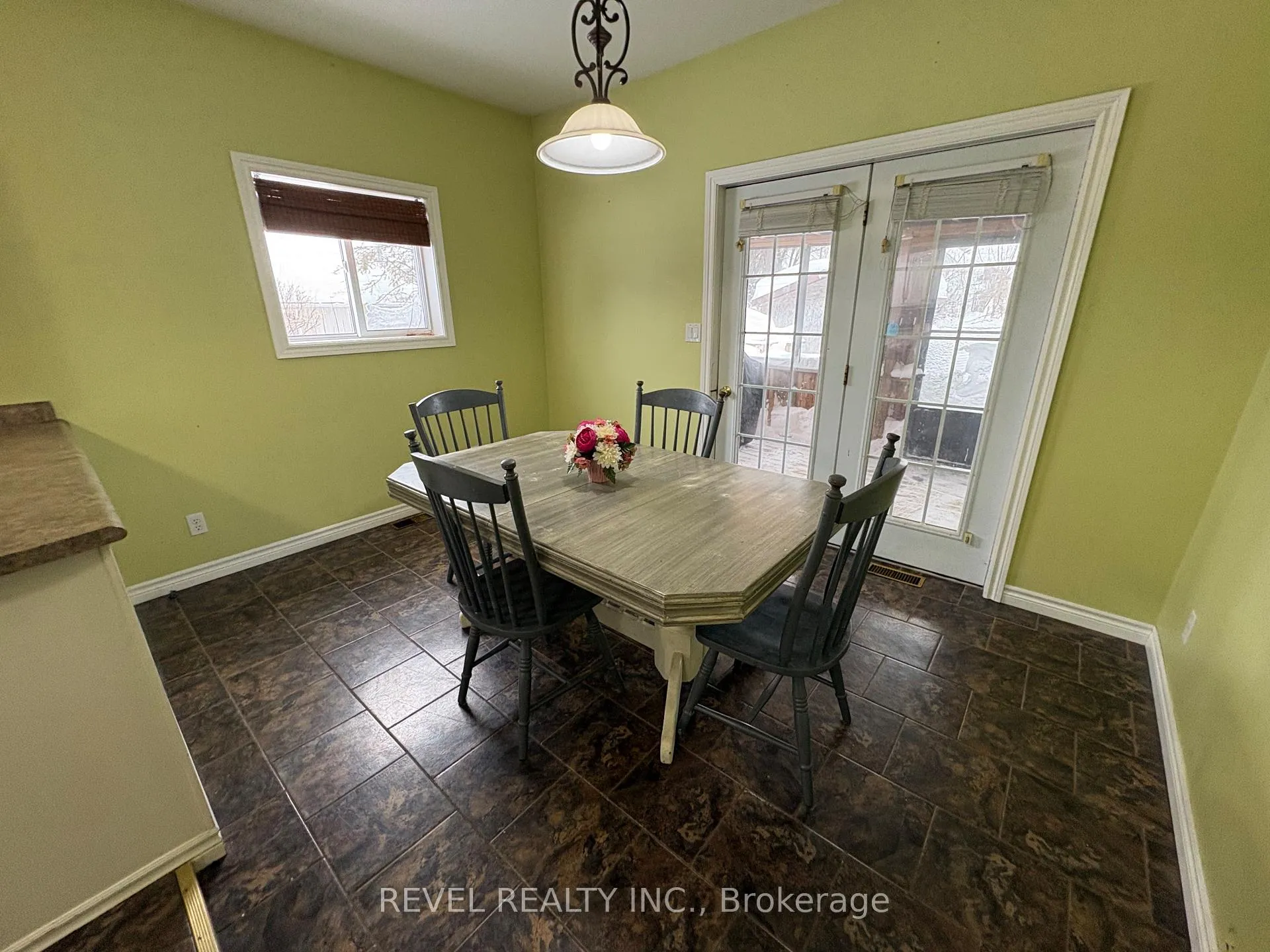 Photo 18 of 147 Fifteenth Avenue, Cochrane — HOMEH