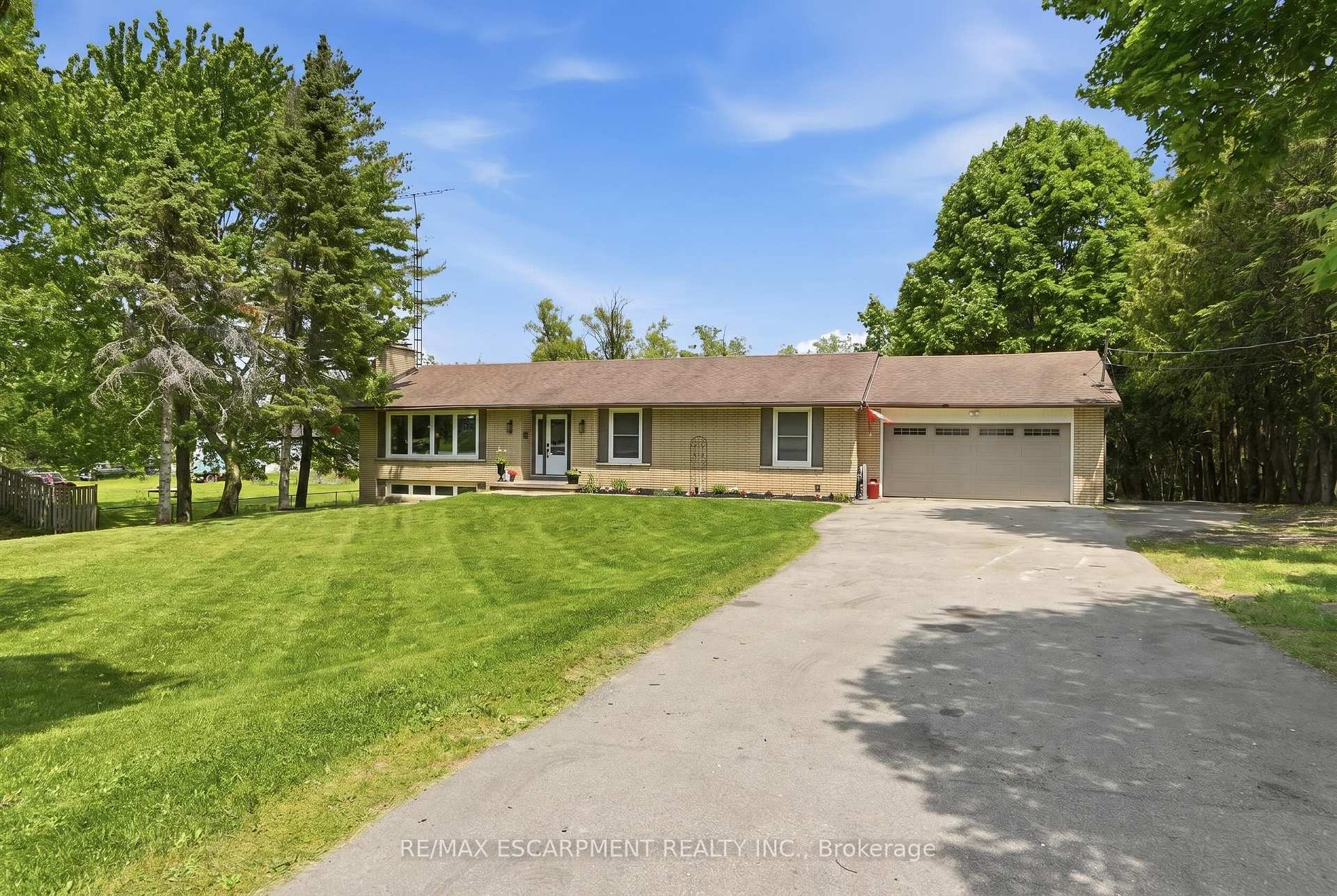 Photo 2 of 318 Freelton Road, Hamilton, Freelton — HOMEH