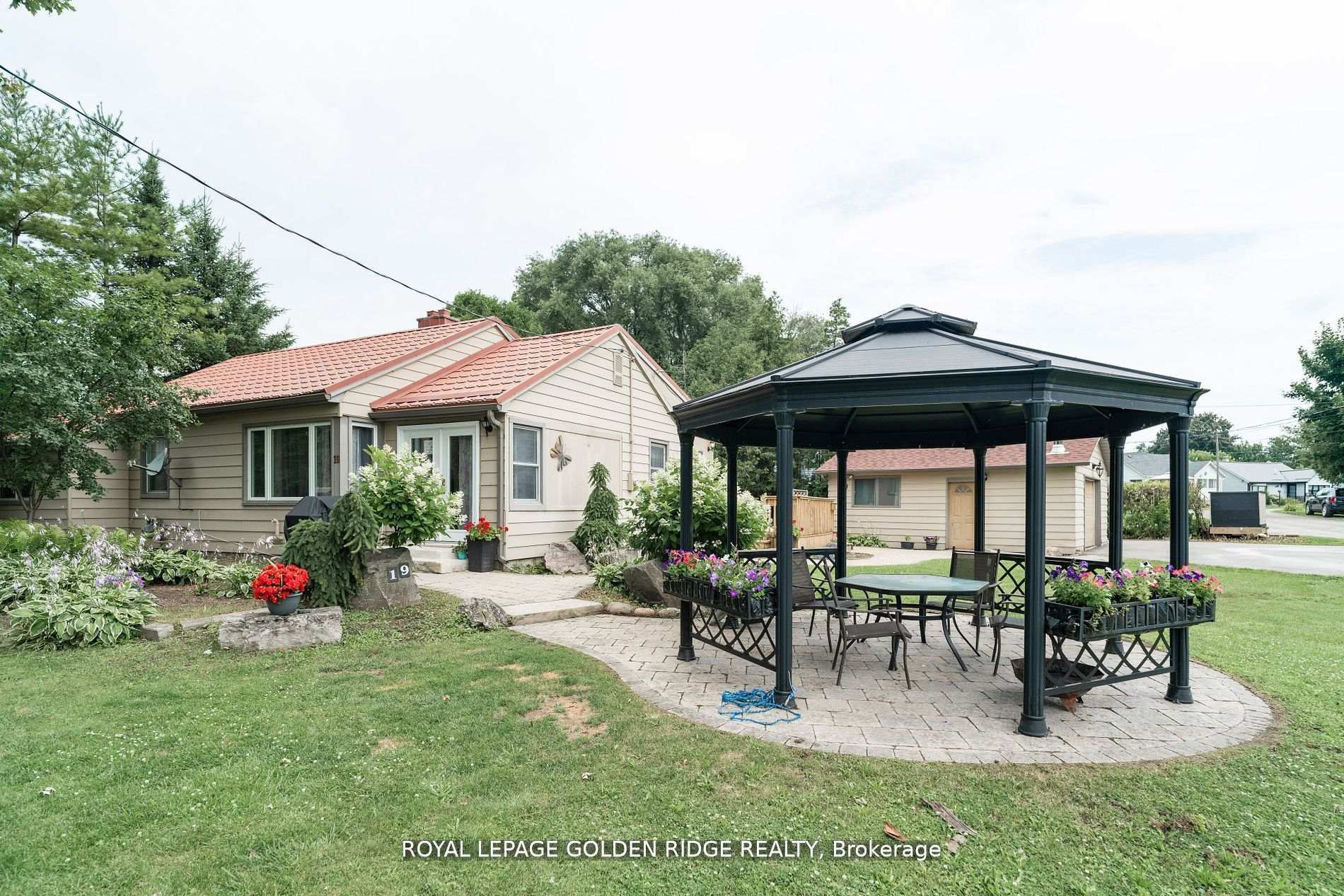Photo 3 of 19 Lake Drive N, Georgina, Keswick North — HOMEH