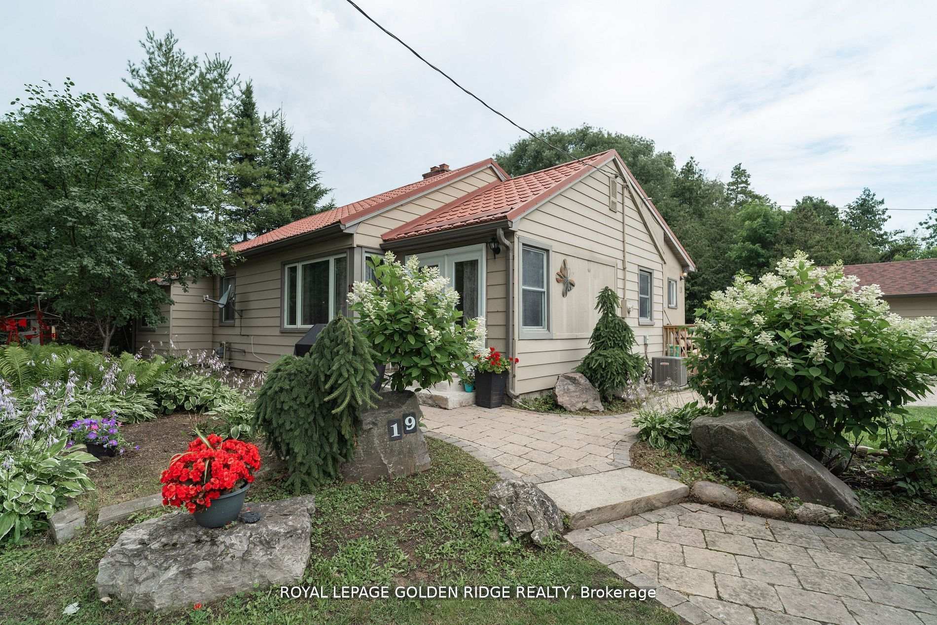 Photo 4 of 19 Lake Drive N, Georgina, Keswick North — HOMEH