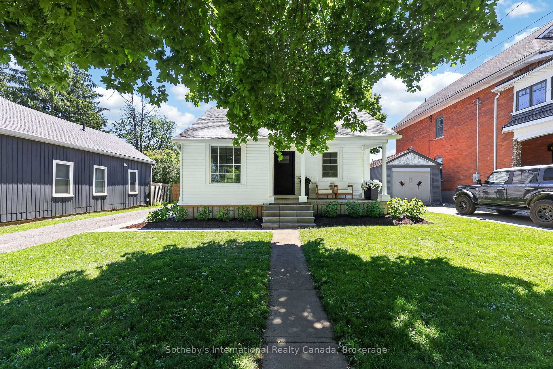 Photo of 131 Bruce Street S