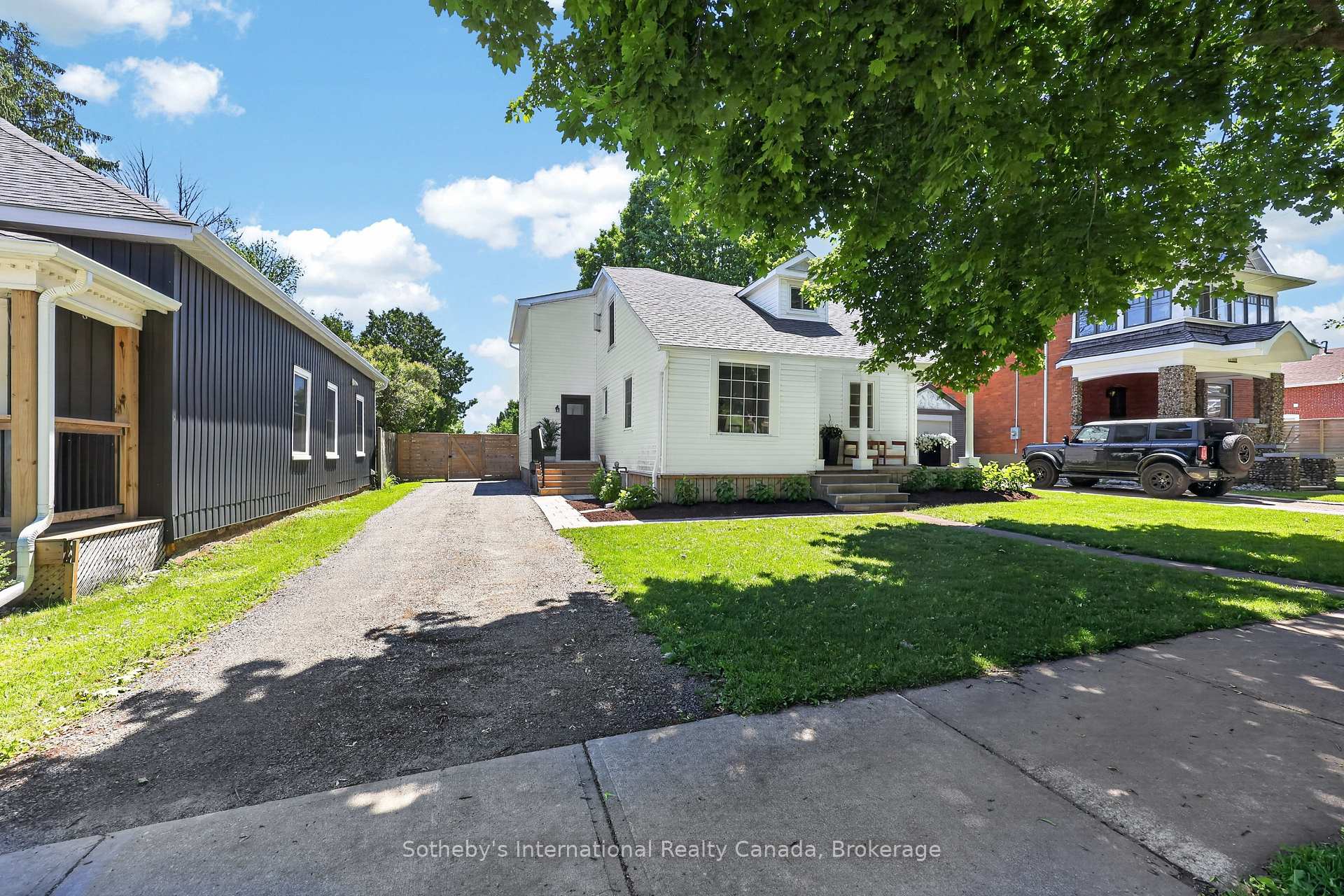 Photo 2 of 131 Bruce Street S, Blue Mountains — HOMEH