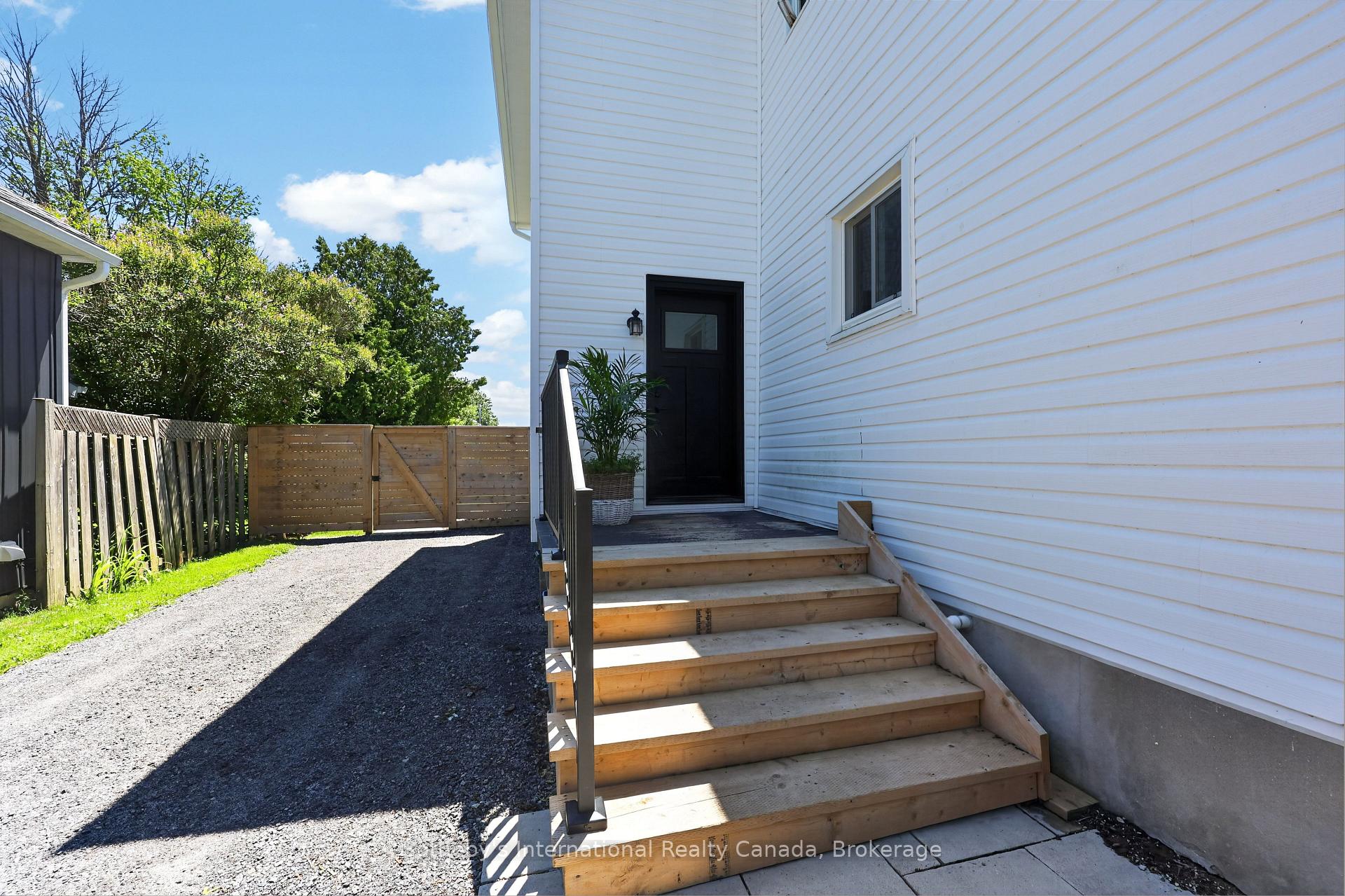 Photo 4 of 131 Bruce Street S, Blue Mountains — HOMEH