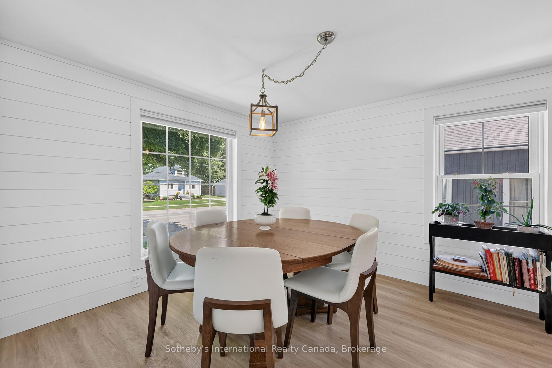 Photo 7 of 131 Bruce Street S, Blue Mountains — HOMEH