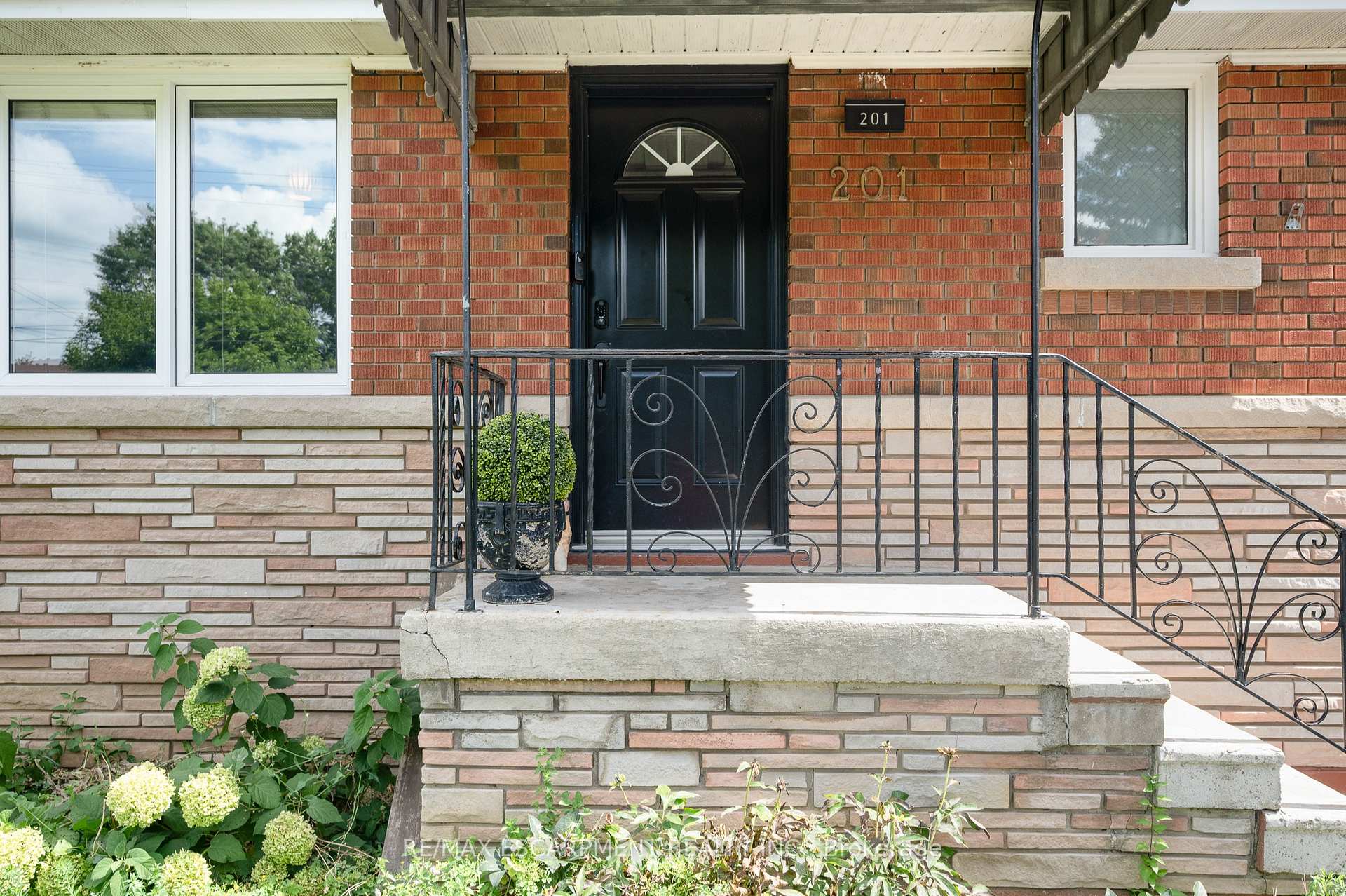 Photo 3 of 201 Terrace Drive, Hamilton, Balfour — HOMEH