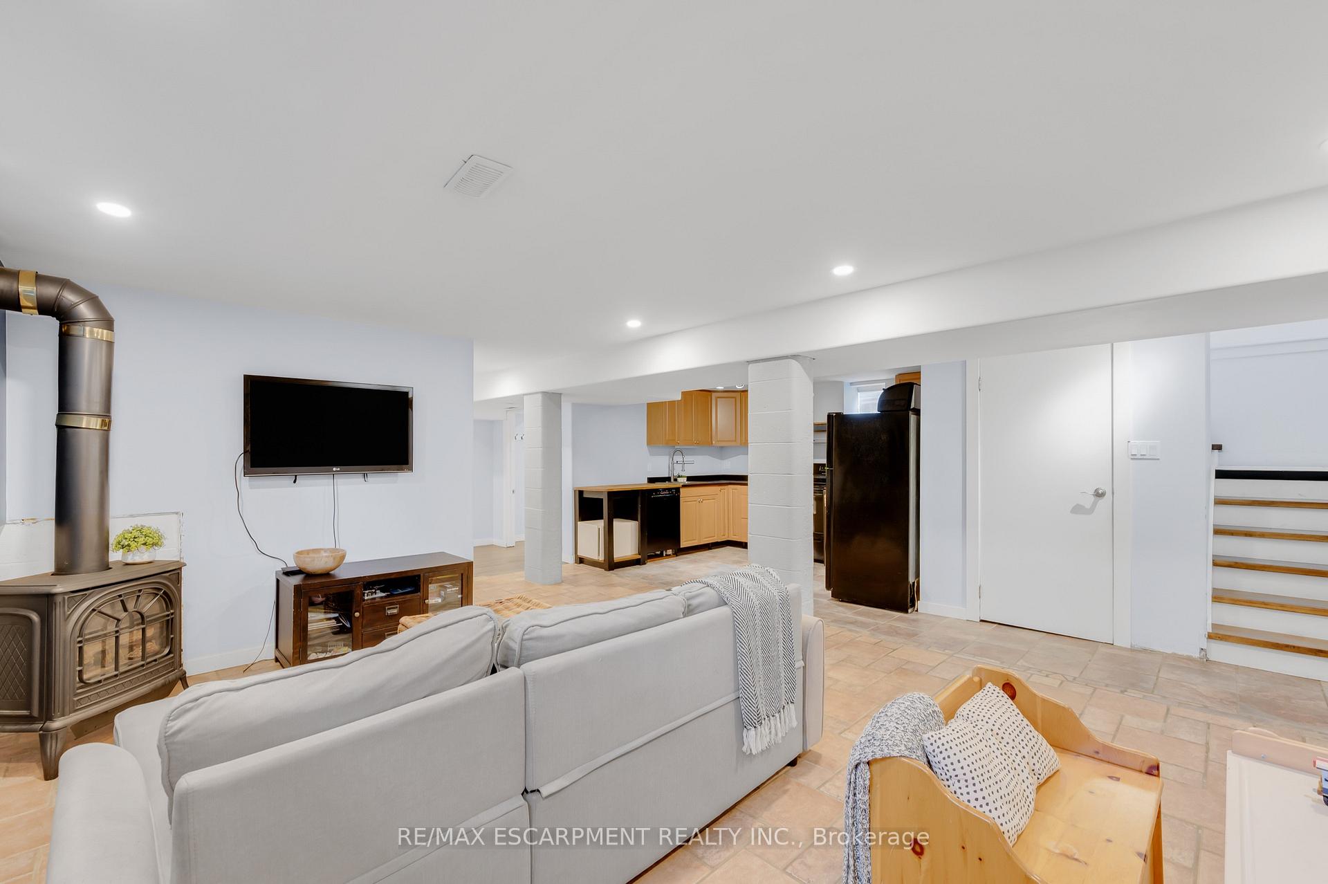 Photo 15 of 201 Terrace Drive, Hamilton, Balfour — HOMEH