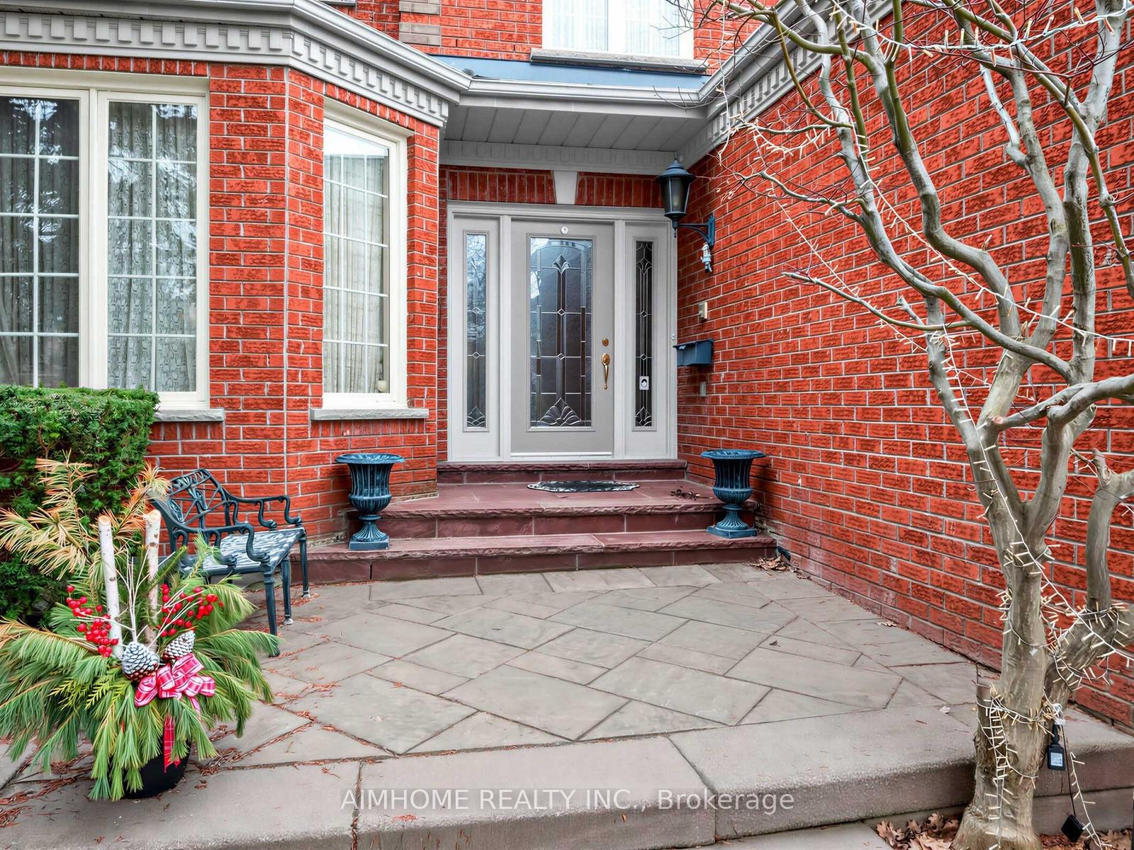 Photo 2 of 92 Braeside Square, Markham, Unionville — HOMEH