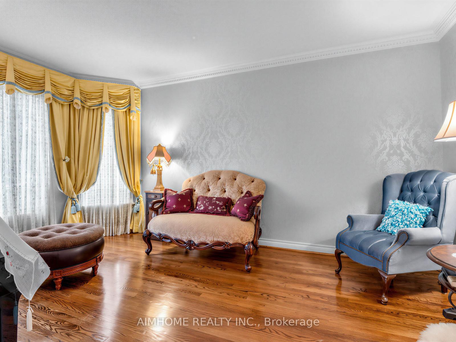 Photo 4 of 92 Braeside Square, Markham, Unionville — HOMEH