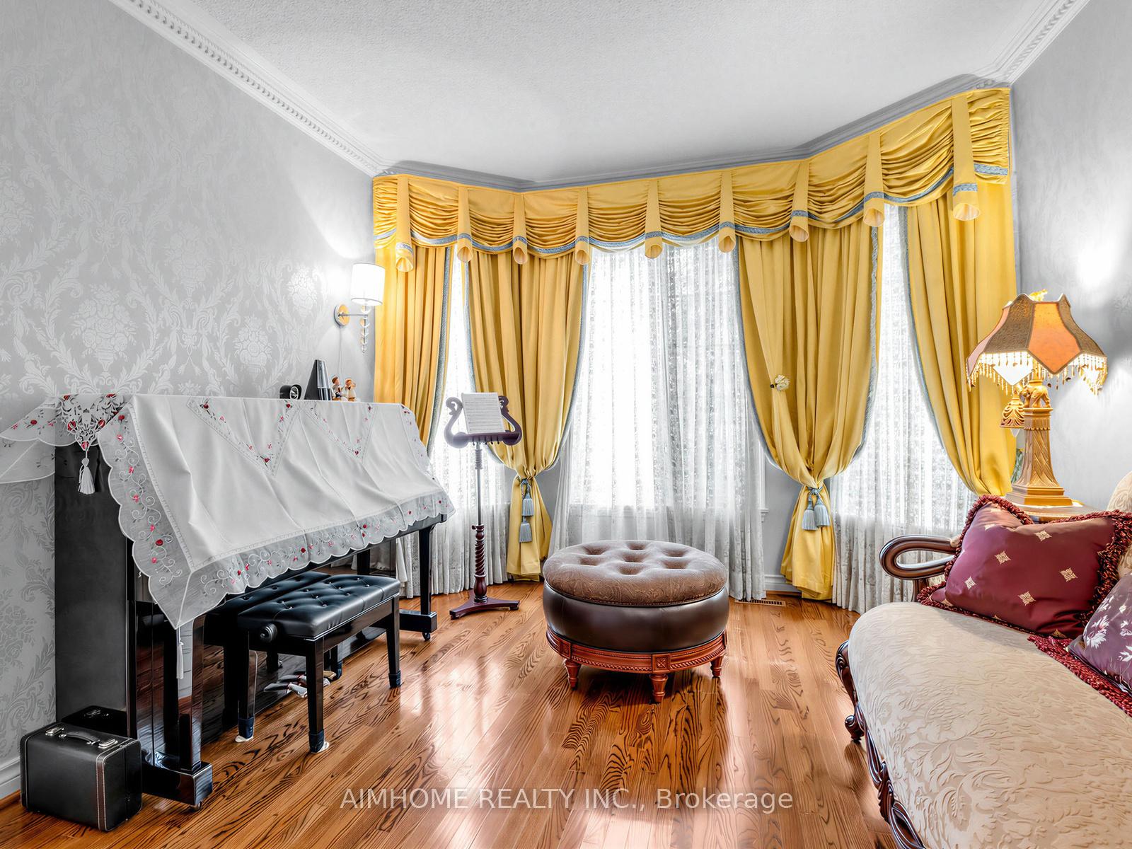 Photo 5 of 92 Braeside Square, Markham, Unionville — HOMEH