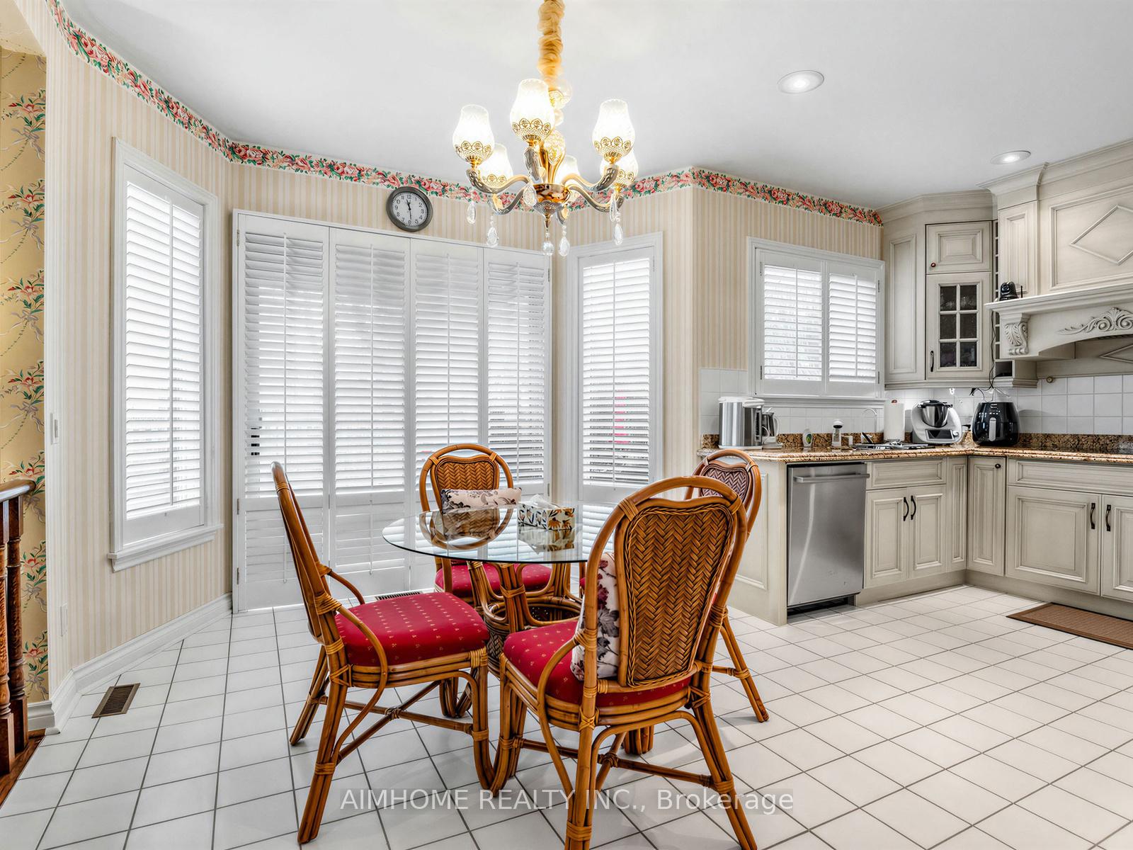 Photo 6 of 92 Braeside Square, Markham, Unionville — HOMEH
