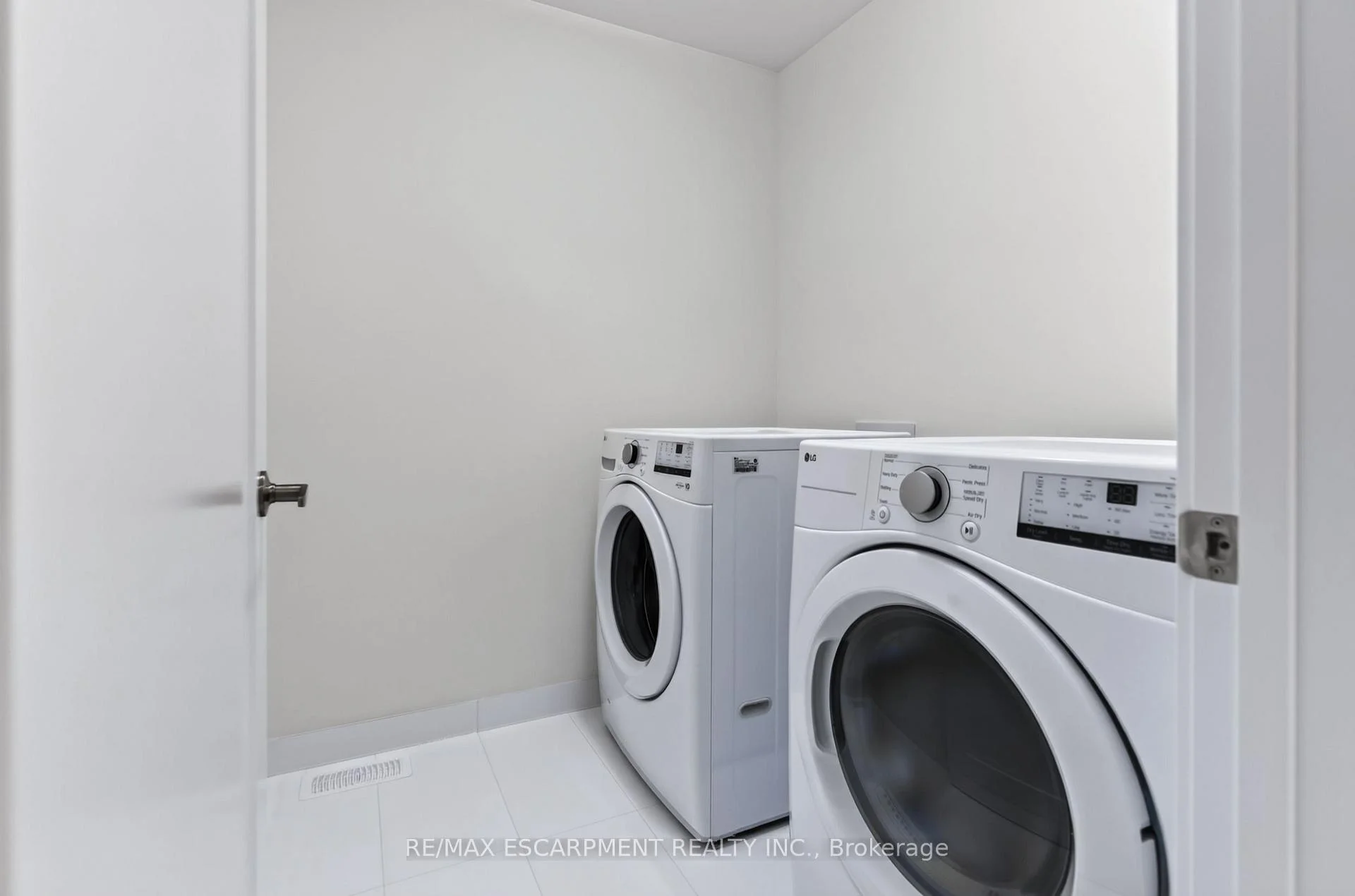 Photo 88 of 96 Valley Trail Place, Hamilton, Waterdown — HOMEH