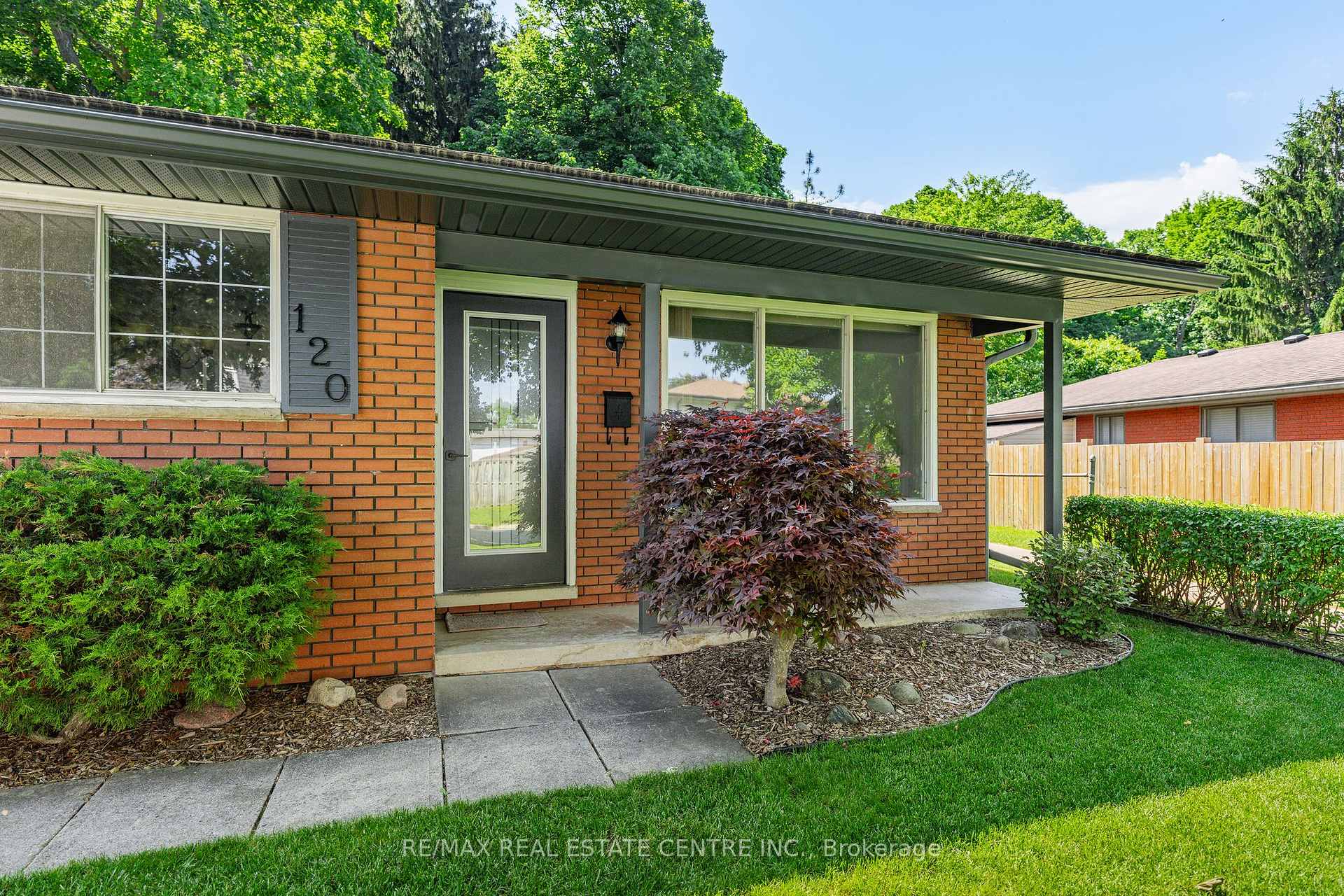 Photo 2 of 120 Arrowhead Crescent, Kitchener, Pioneer Park — HOMEH