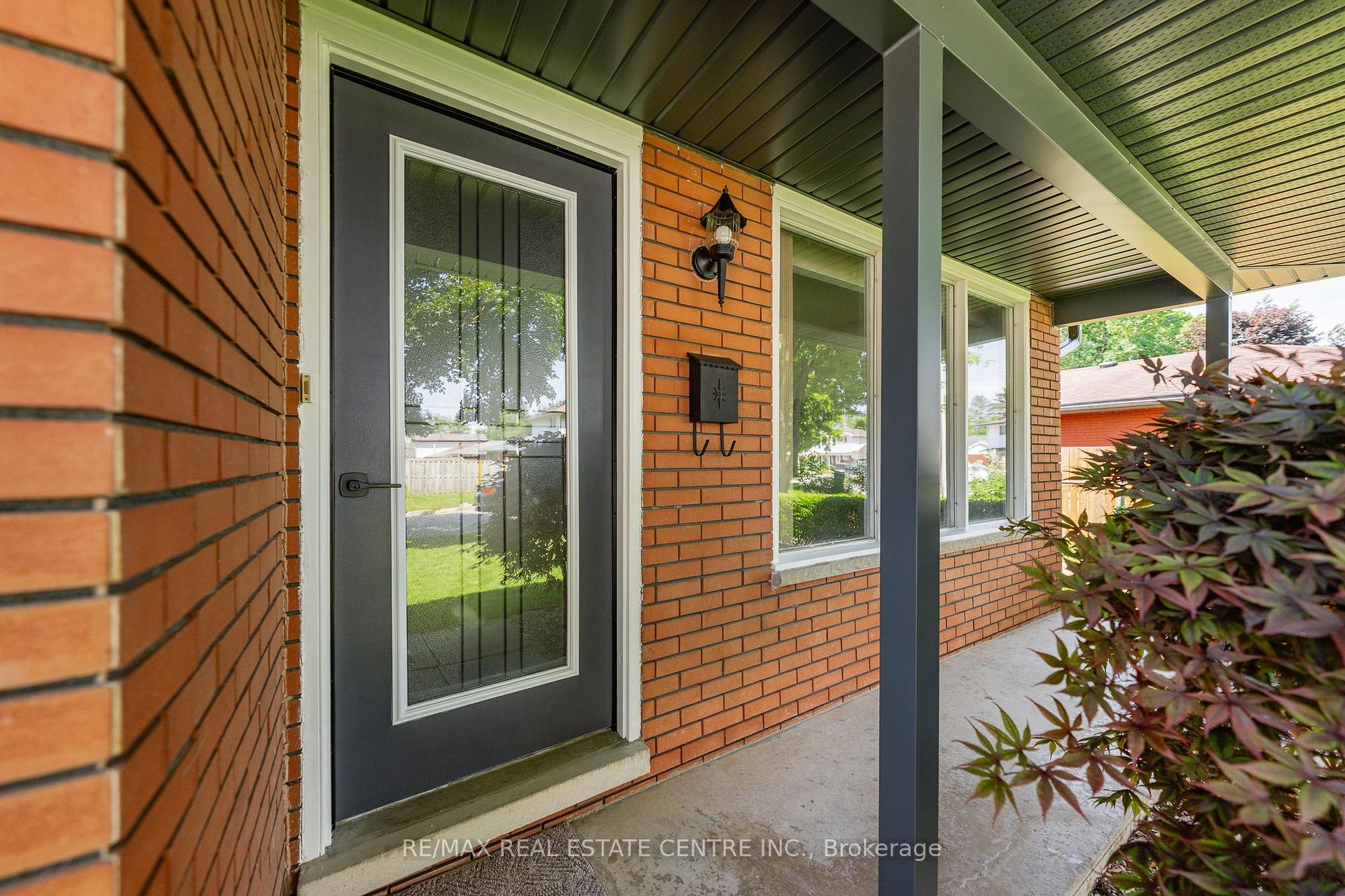 Photo 3 of 120 Arrowhead Crescent, Kitchener, Pioneer Park — HOMEH