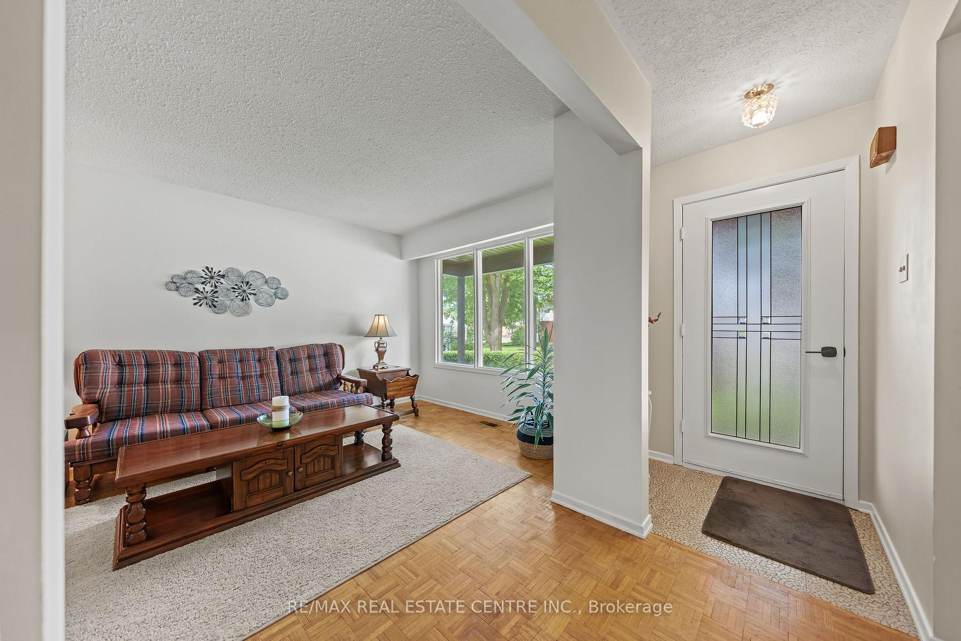 Photo 4 of 120 Arrowhead Crescent, Kitchener, Pioneer Park — HOMEH