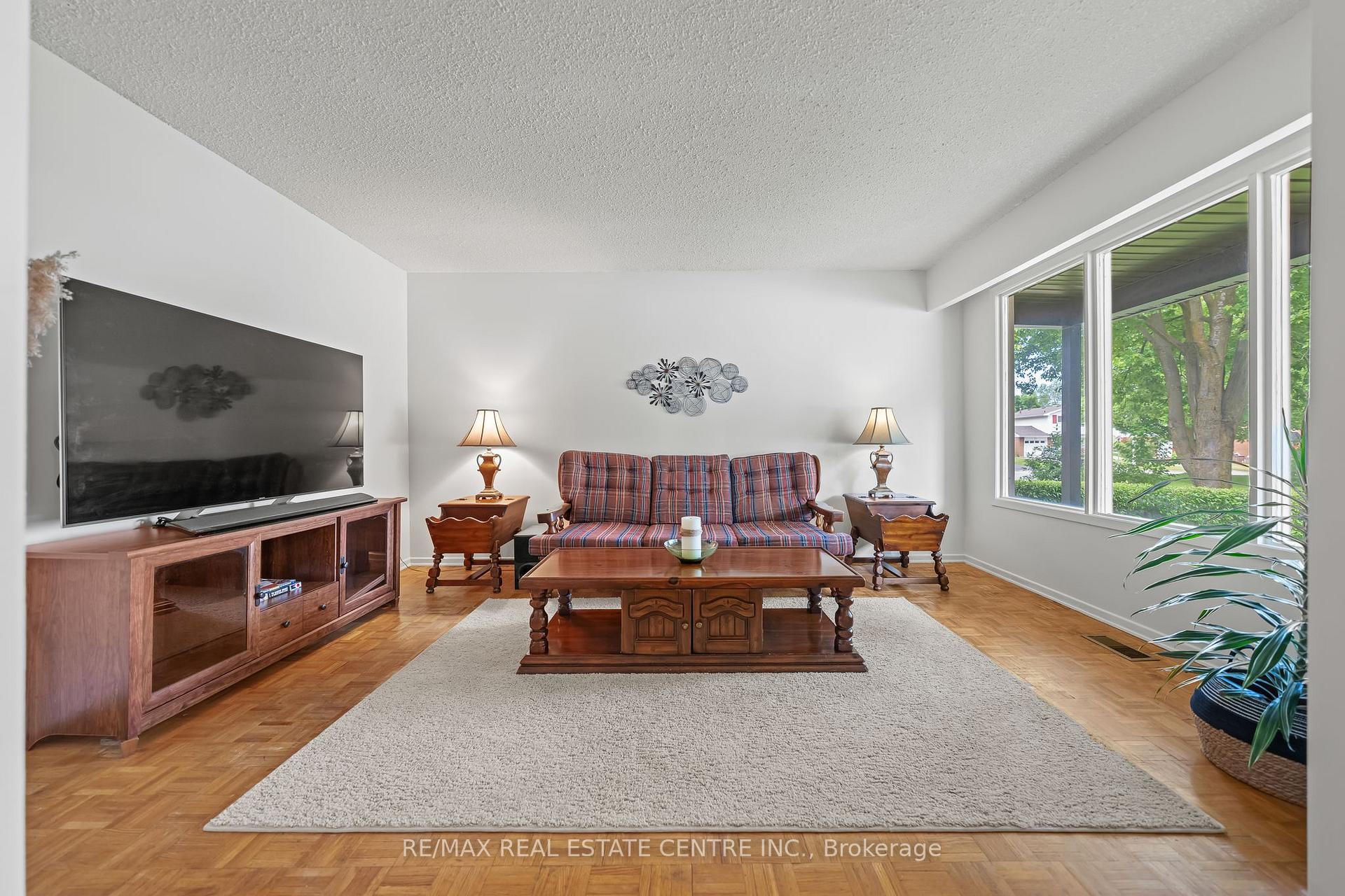 Photo 5 of 120 Arrowhead Crescent, Kitchener, Pioneer Park — HOMEH