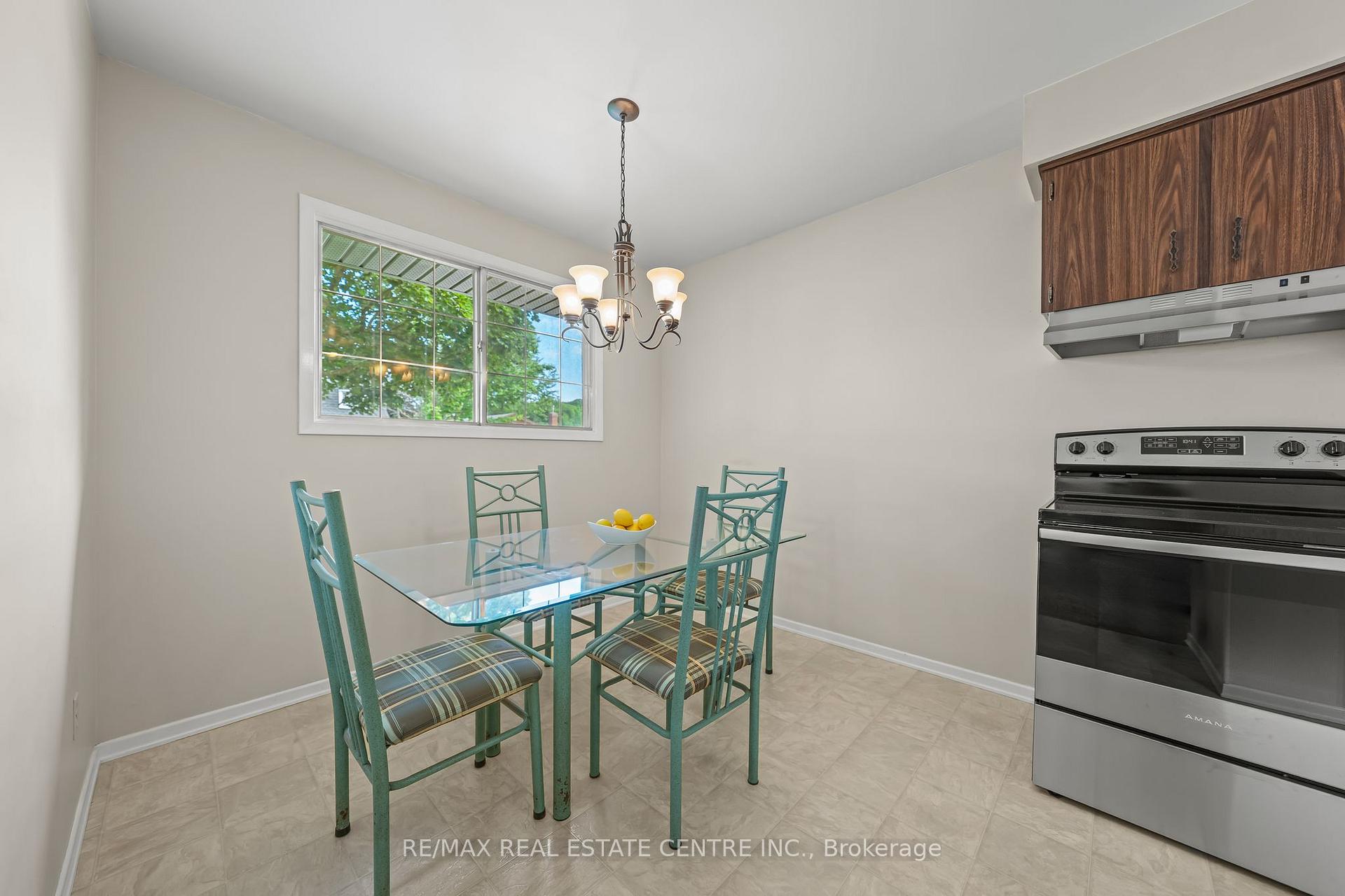 Photo 9 of 120 Arrowhead Crescent, Kitchener, Pioneer Park — HOMEH