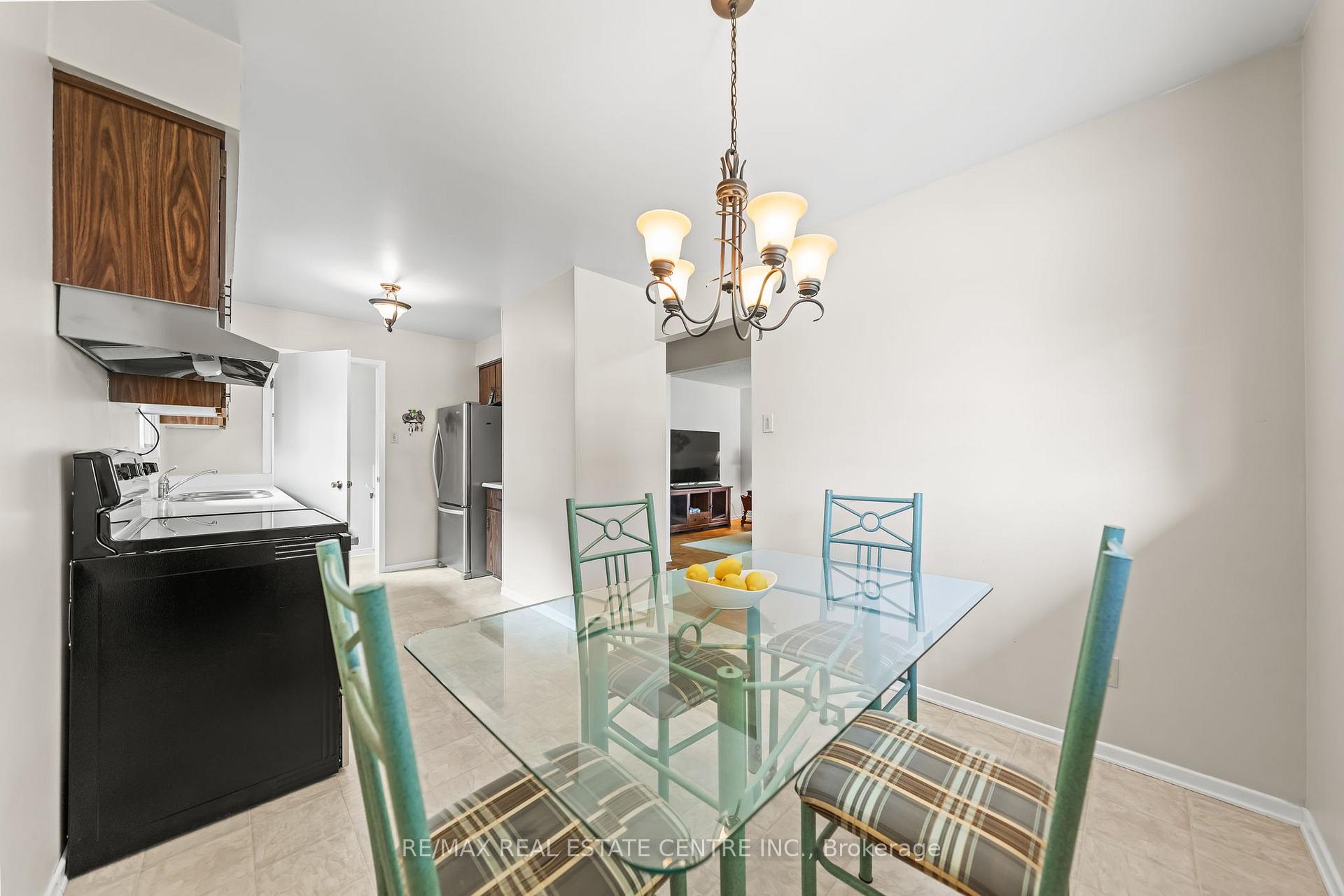 Photo 10 of 120 Arrowhead Crescent, Kitchener, Pioneer Park — HOMEH