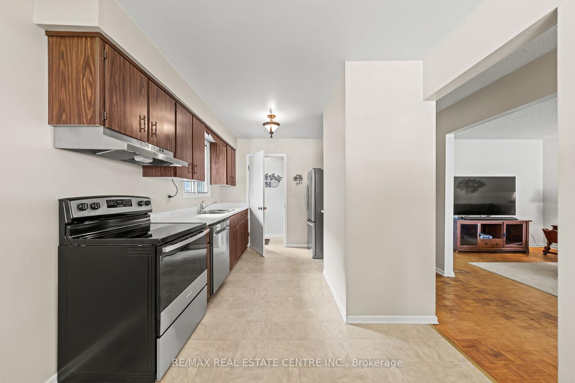 Photo 11 of 120 Arrowhead Crescent, Kitchener, Pioneer Park — HOMEH