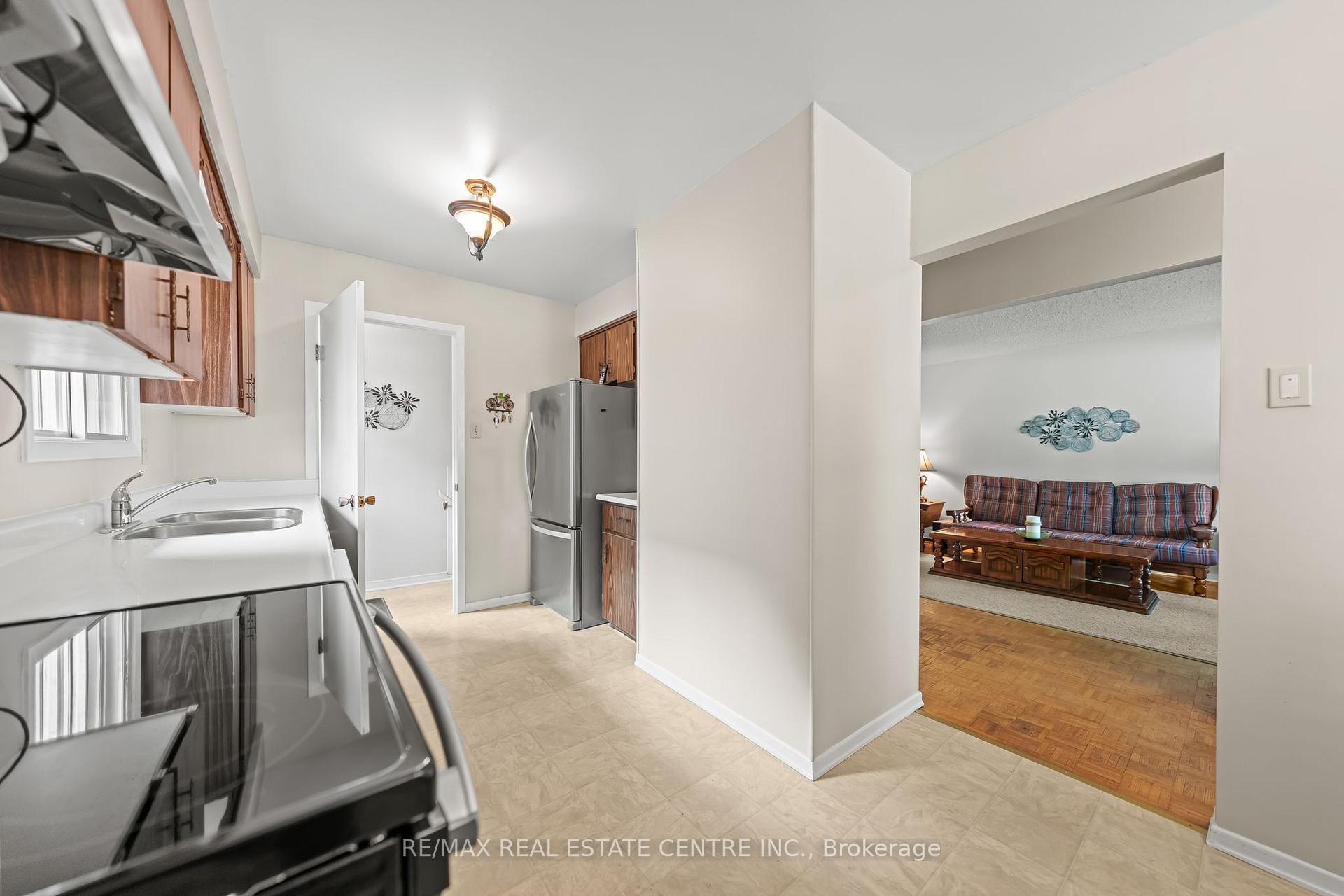 Photo 12 of 120 Arrowhead Crescent, Kitchener, Pioneer Park — HOMEH