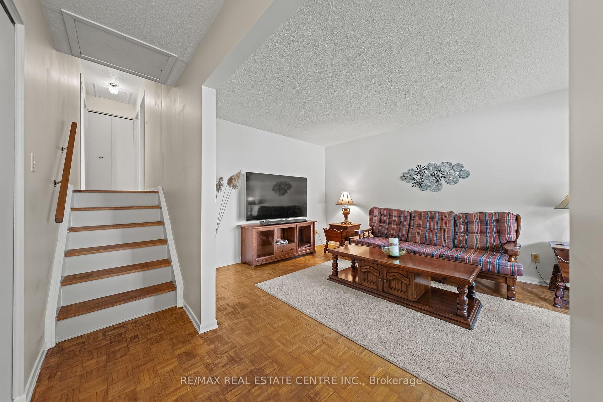 Photo 15 of 120 Arrowhead Crescent, Kitchener, Pioneer Park — HOMEH