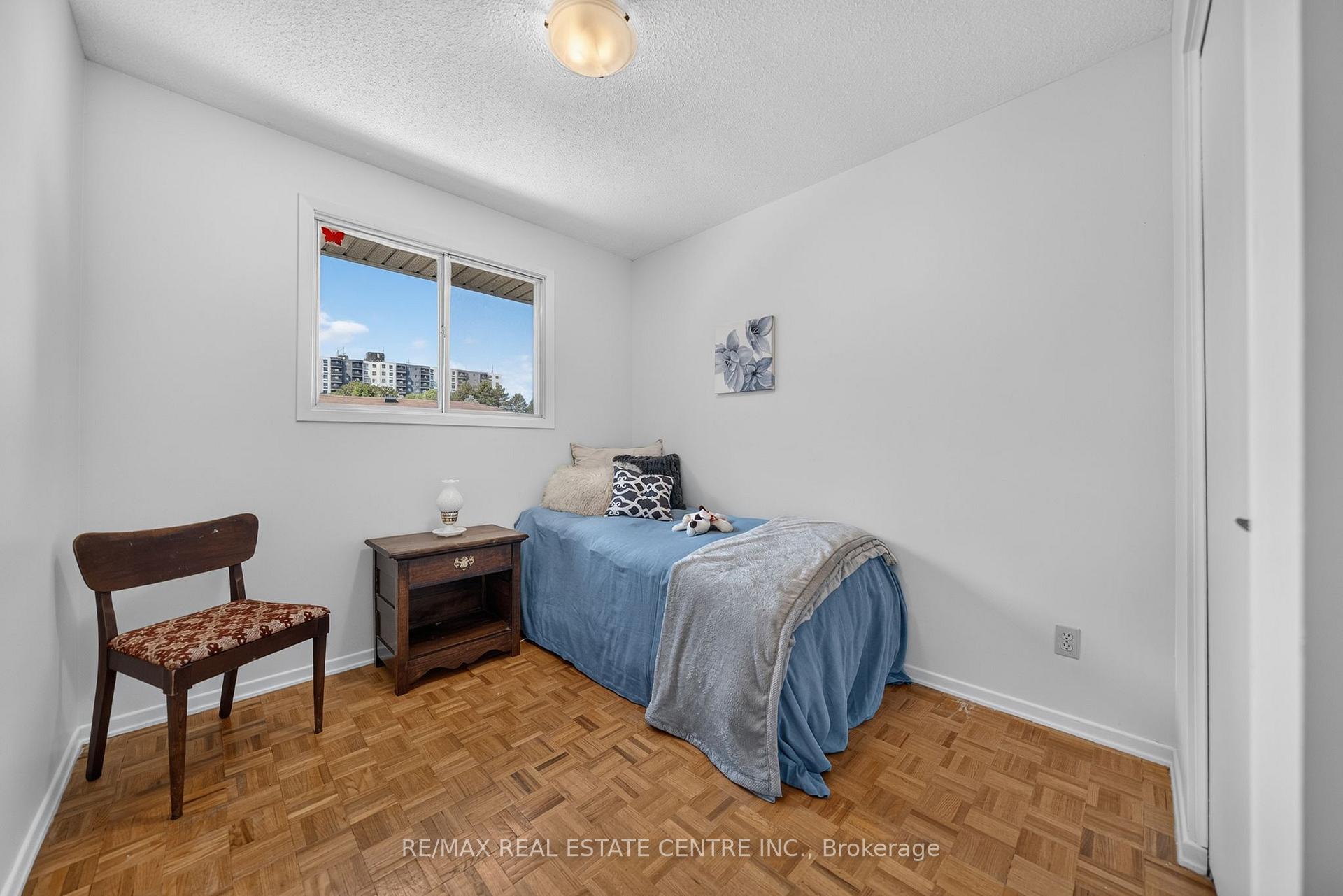 Photo 20 of 120 Arrowhead Crescent, Kitchener, Pioneer Park — HOMEH