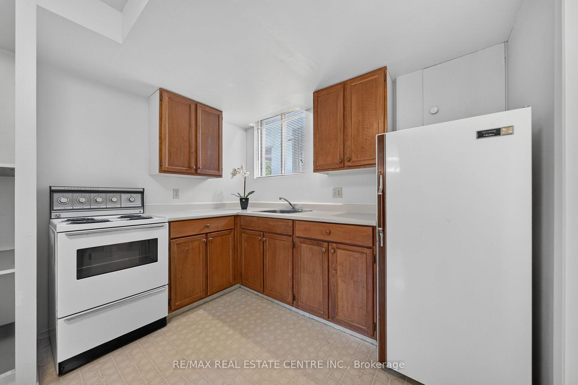 Photo 29 of 120 Arrowhead Crescent, Kitchener, Pioneer Park — HOMEH